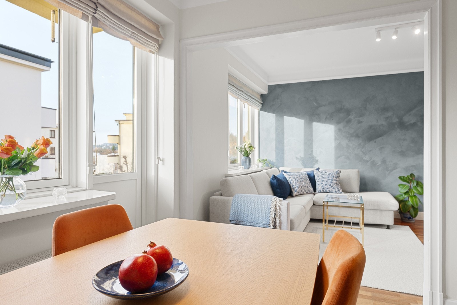 Lys stue med utgang til balkong og god plass til spisestue Galleribilde