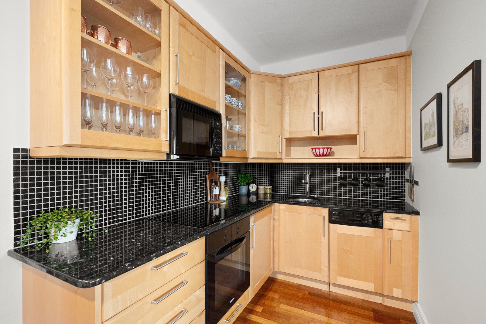 Innholdsrikt kjøkken Galleribilde