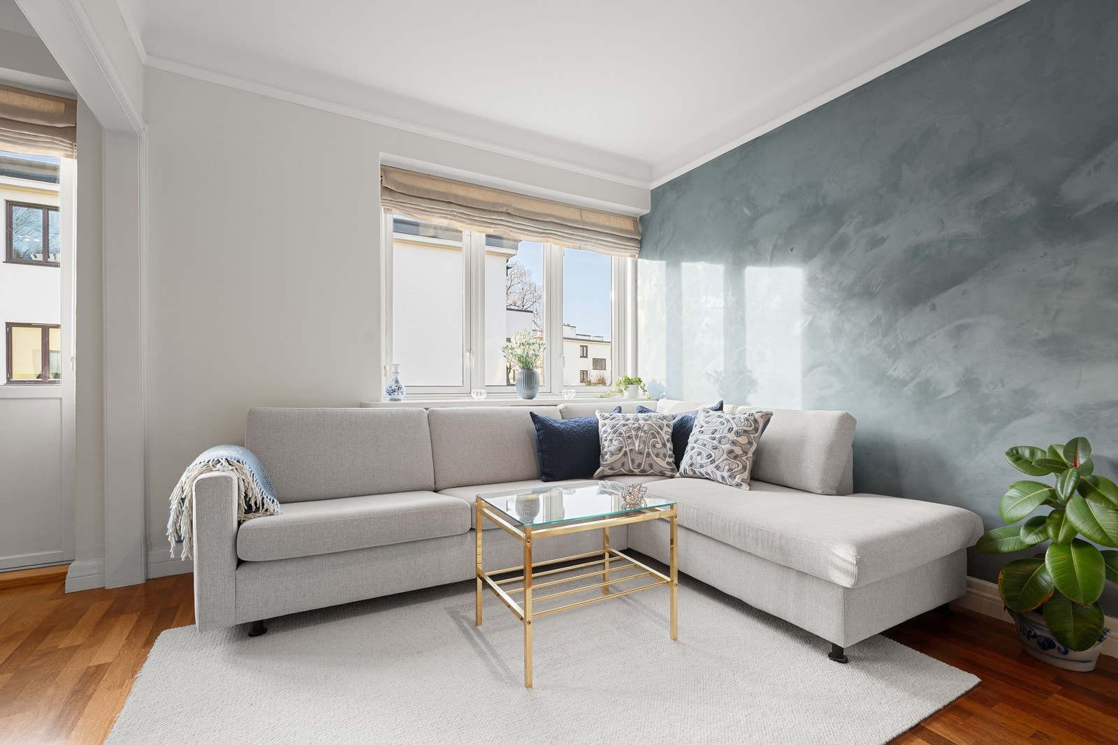 Stue med god takhøyde og flotte lysforhold Galleribilde