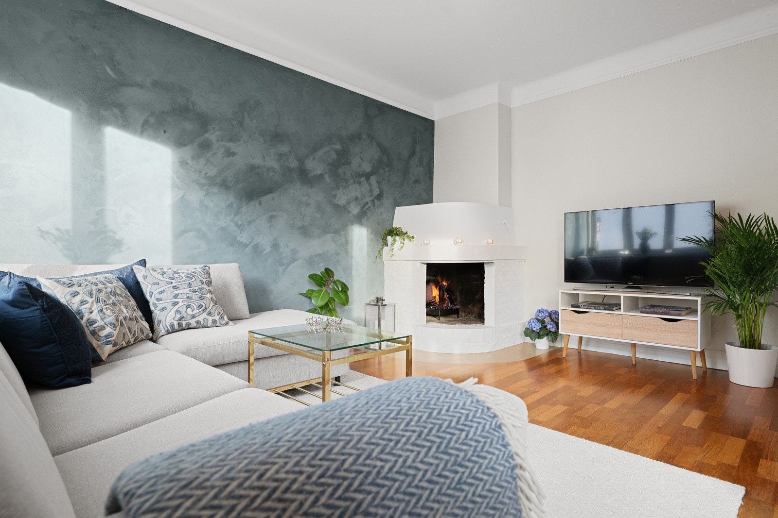 Stue med vedfyrt åpen peis Galleribilde