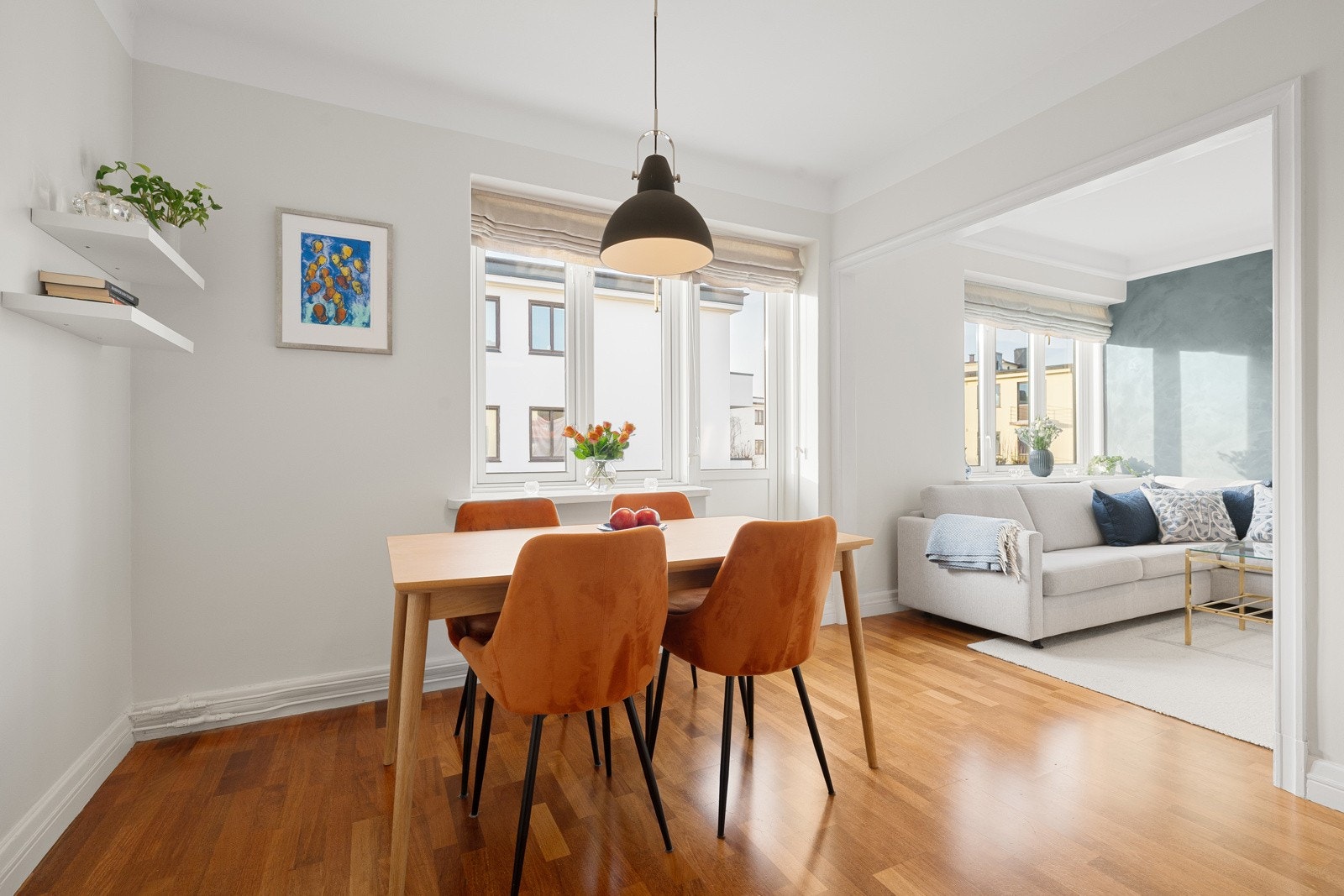 Lys stue med utgang til balkong og god plass til spisestue Galleribilde