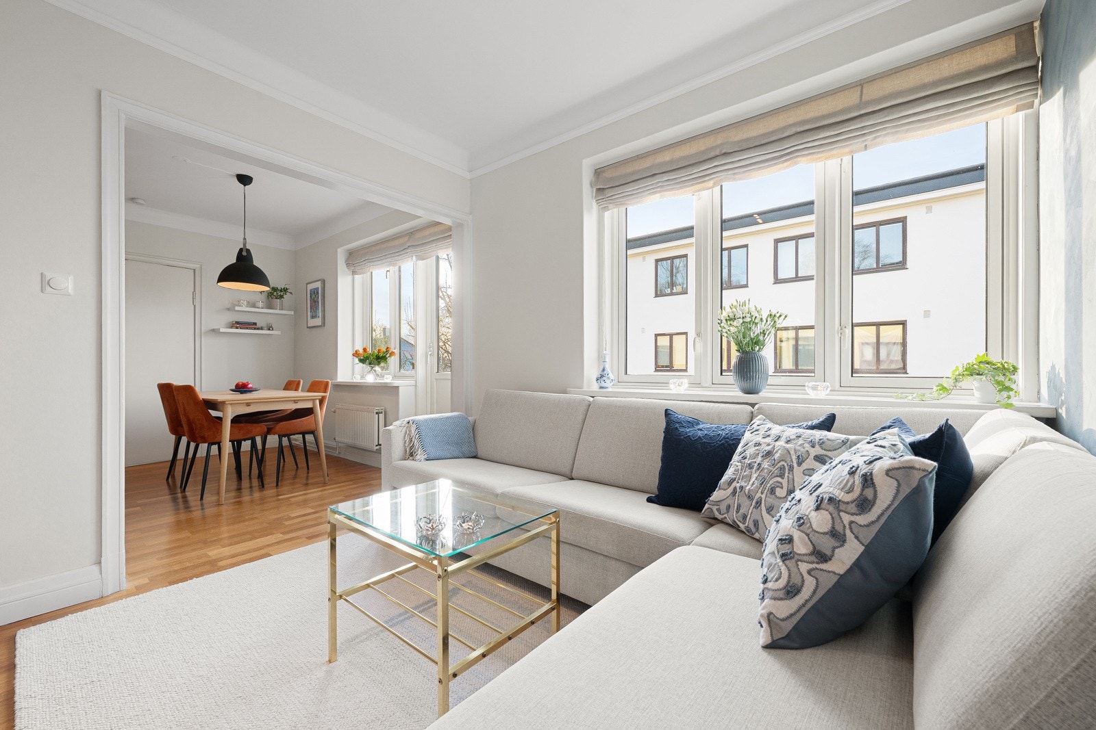 Lys stue med utgang til balkong og god plass til spisestue Galleribilde