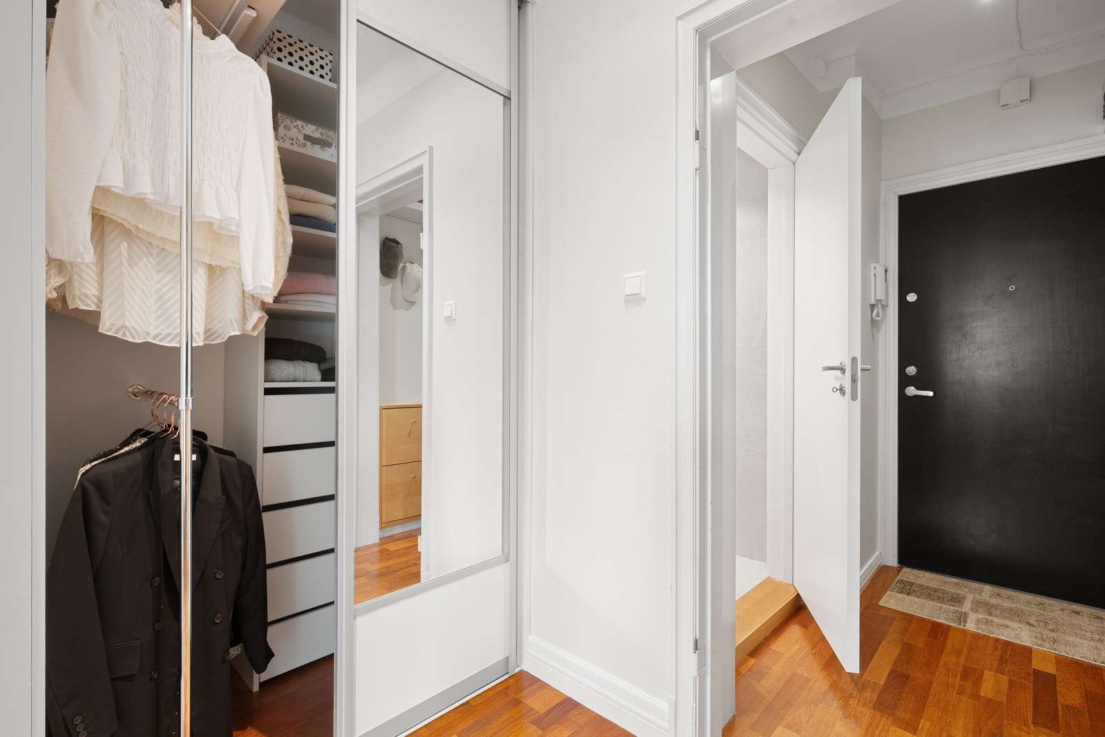 Gang med garderobeplass Galleribilde