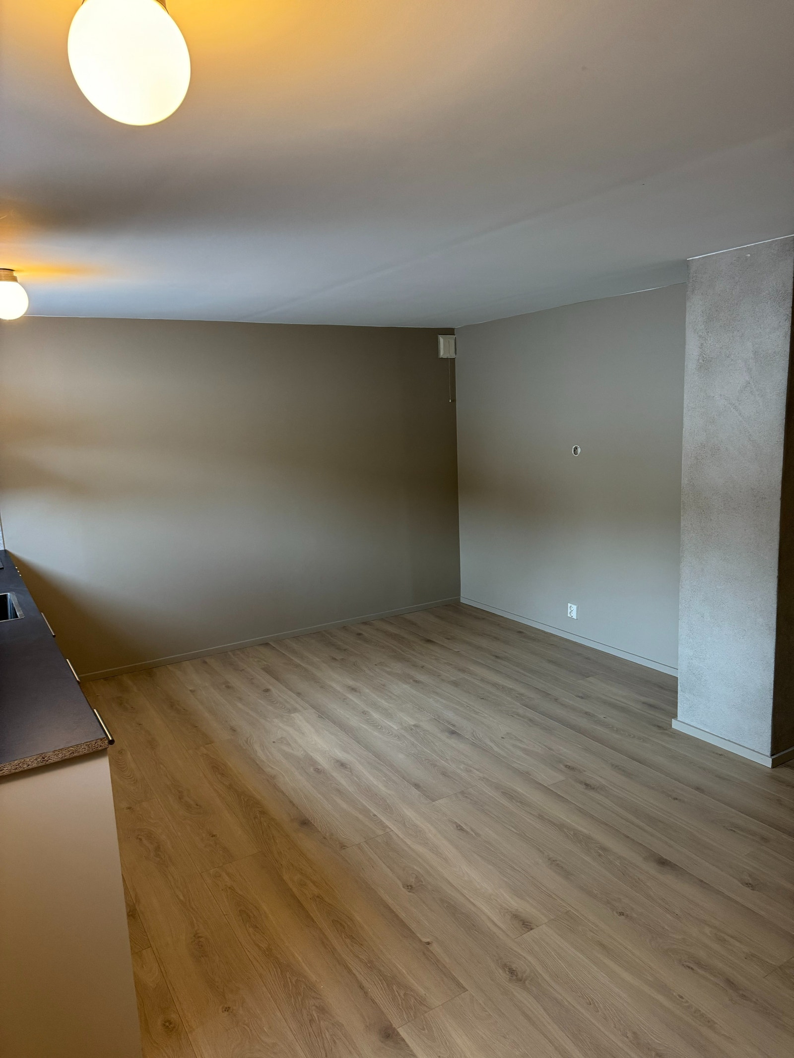 Stue med plass til sofa og spiseplass Galleribilde