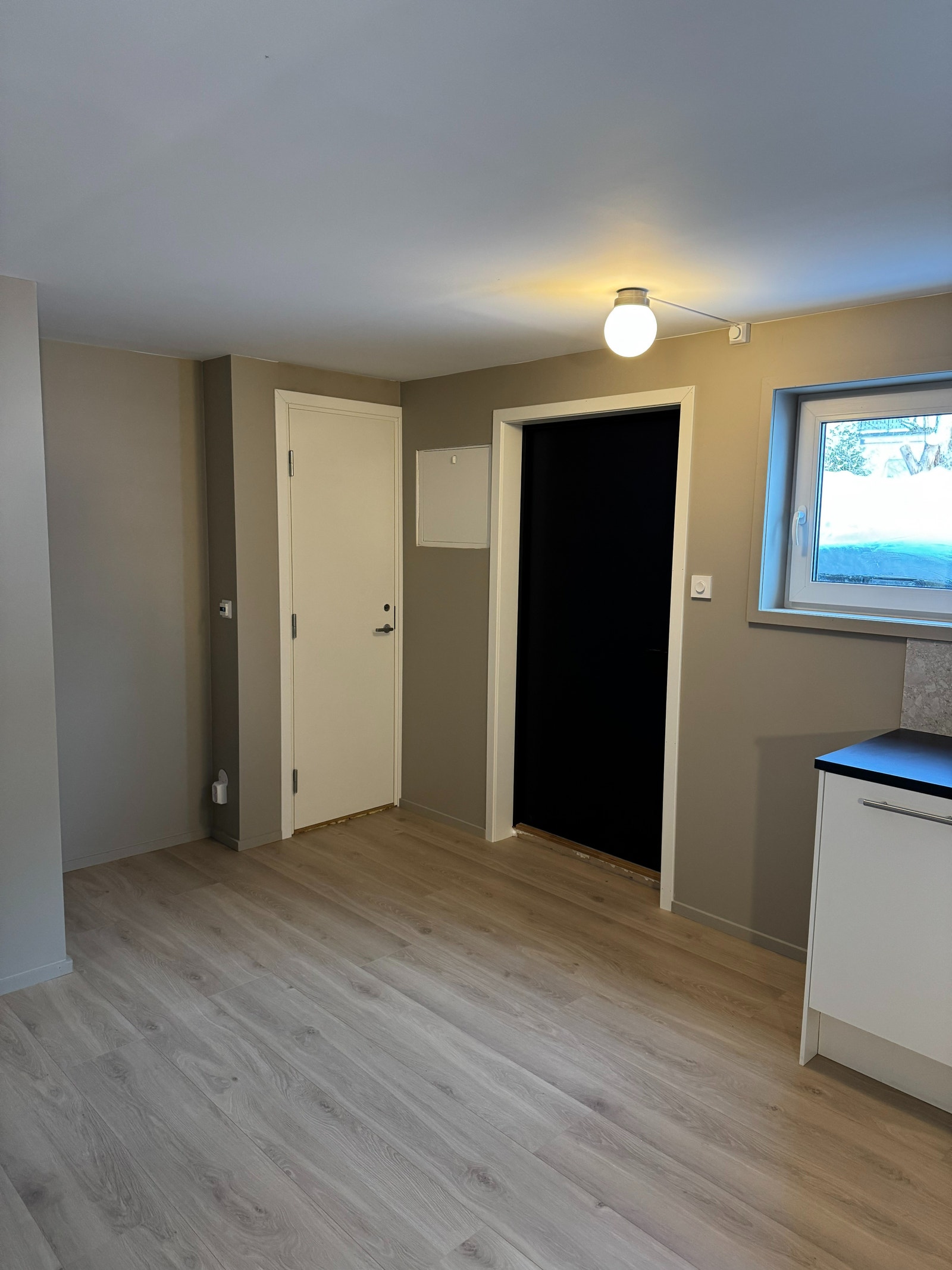 Inngangsparti med plass til oppbevaring av sko og ytterklær. Hvit dør er brann- og lyddør inn til hovedenhet (låst) Galleribilde