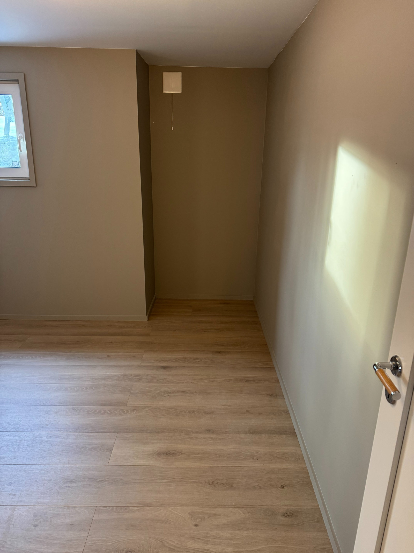 Soverom. Plass til skap i nisje Galleribilde