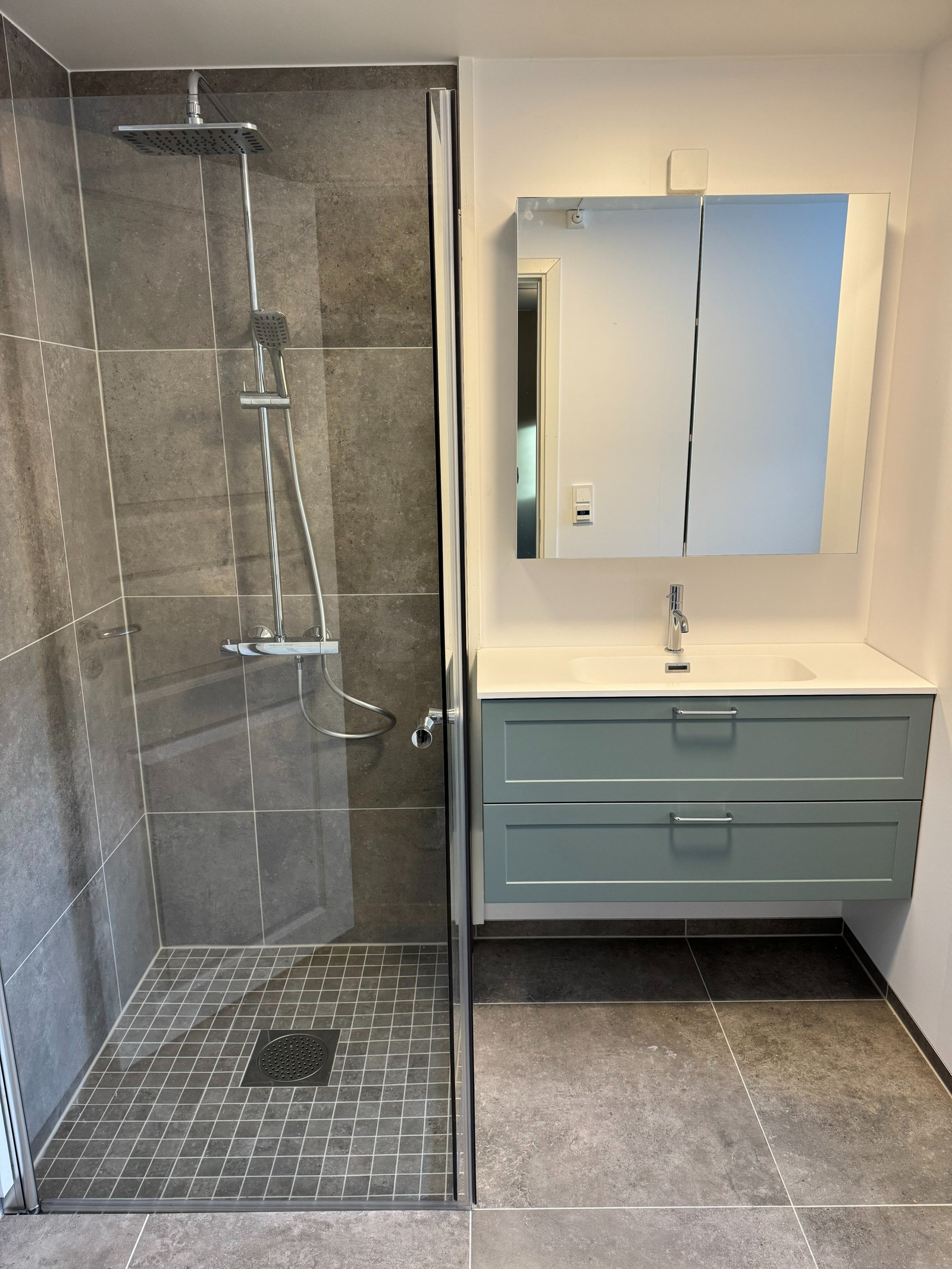 Bad med fliser på gulv og i dusj, innfellbare dusjvegger og ny innredning Galleribilde