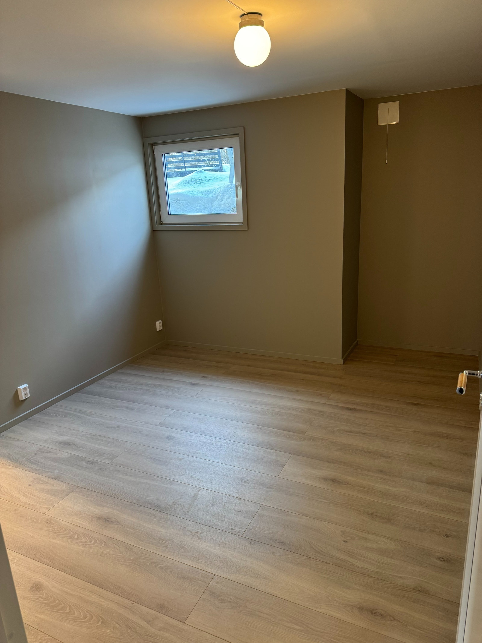 Soverom. Plass til dobbeltseng. Rømningsvindu. Galleribilde