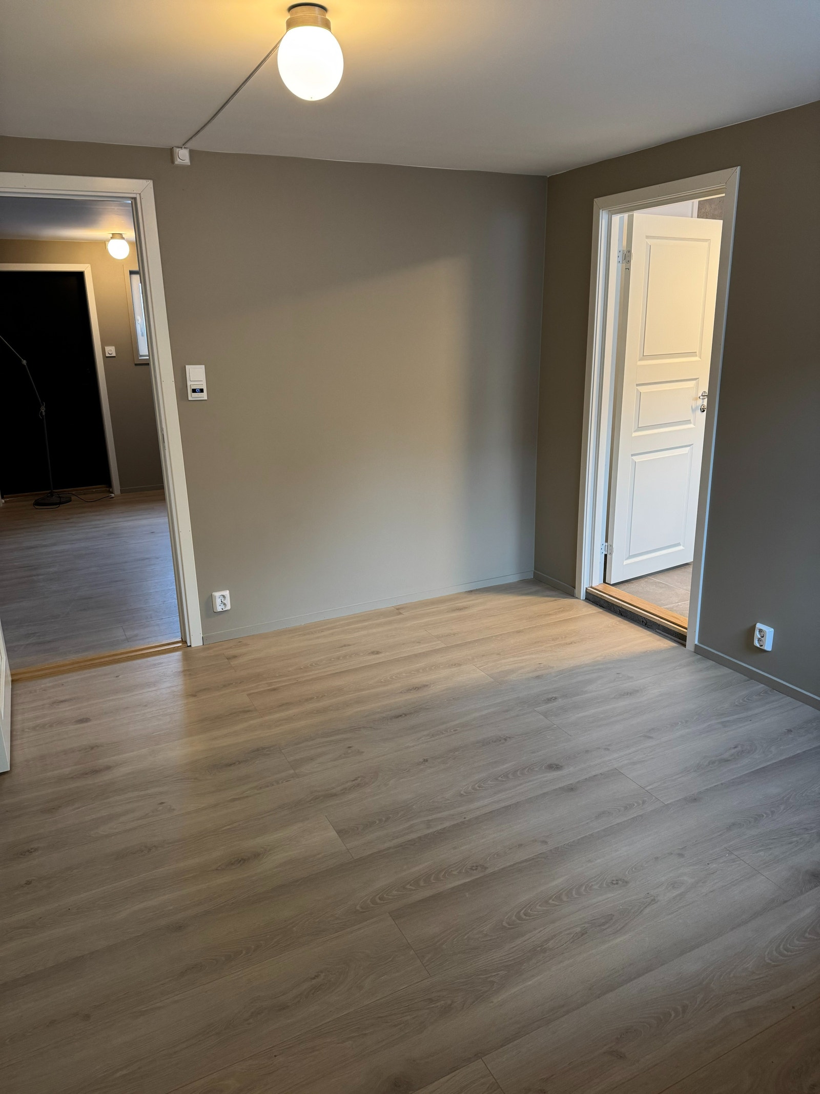 Soverom. Dør til stue til venstre, inngang bad til høyre Galleribilde