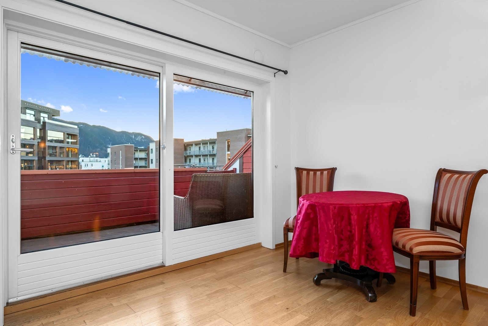 Her får dere en innholdsrik og romslig toppleilighet på ca. 94 kvm. bestående av 3 soverom, stue/kjøkken, bad, vaskerom og entré Galleribilde