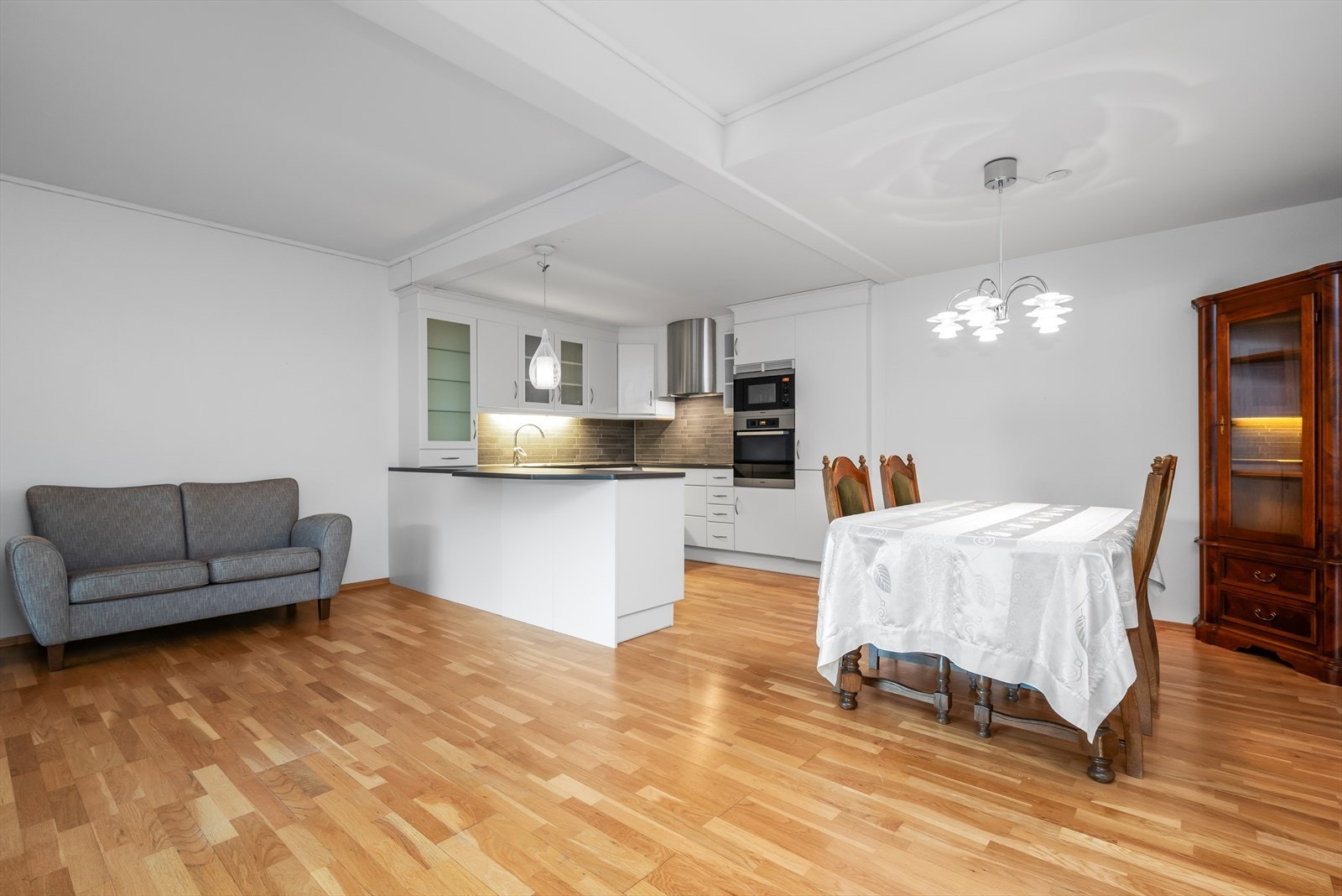 Romslig stue og kjøkken på ca. 42,5 kvm Galleribilde