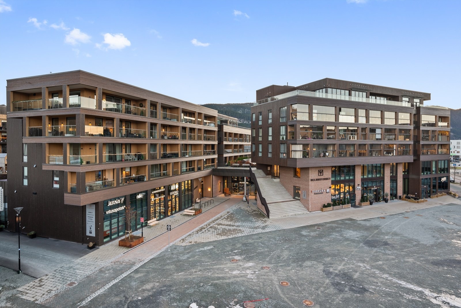 Nye Melhustorget ligger kun et steinkast fra leiligheten. Her finner du flere forskjellige butikker, vinmonopol, Sabrura mm Galleribilde