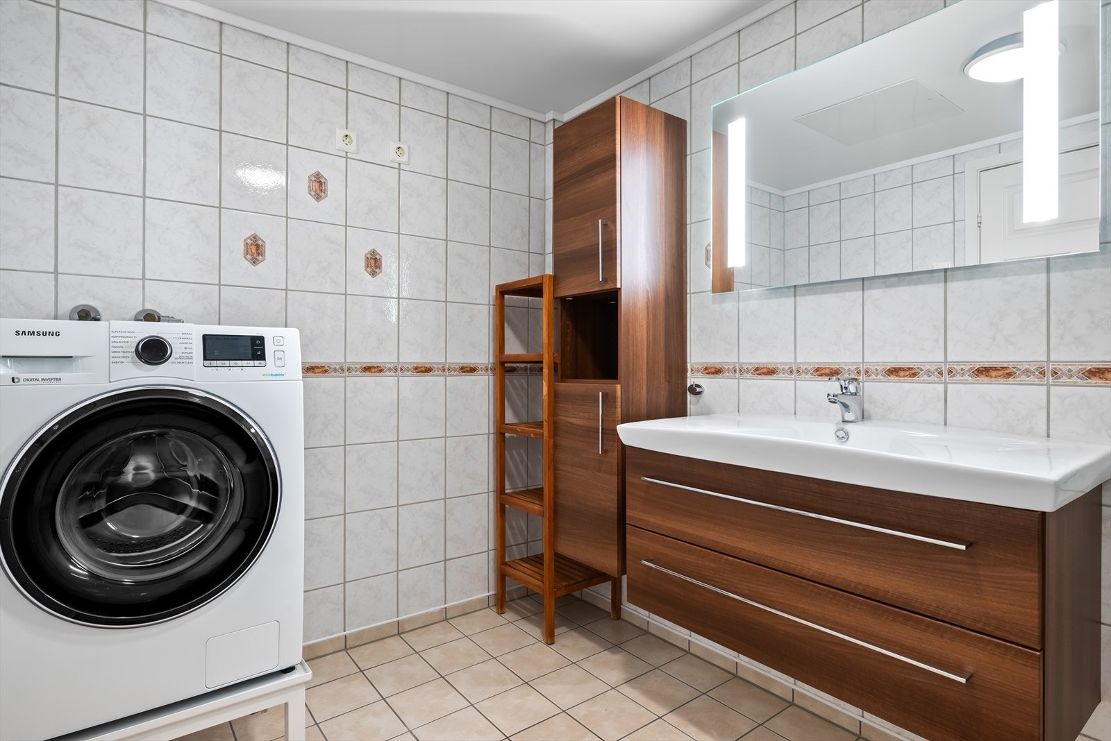 Lyst bad med nyere innredning Galleribilde