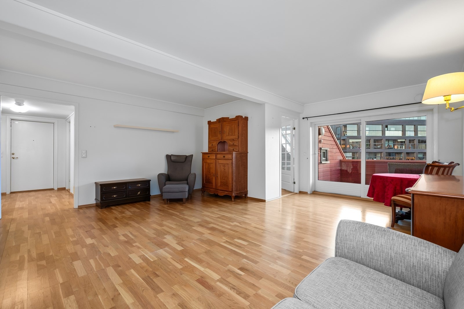 Leiligheten ligger meget sentralt til, med kort vei til det meste av servicefasiliteter man trenger Galleribilde