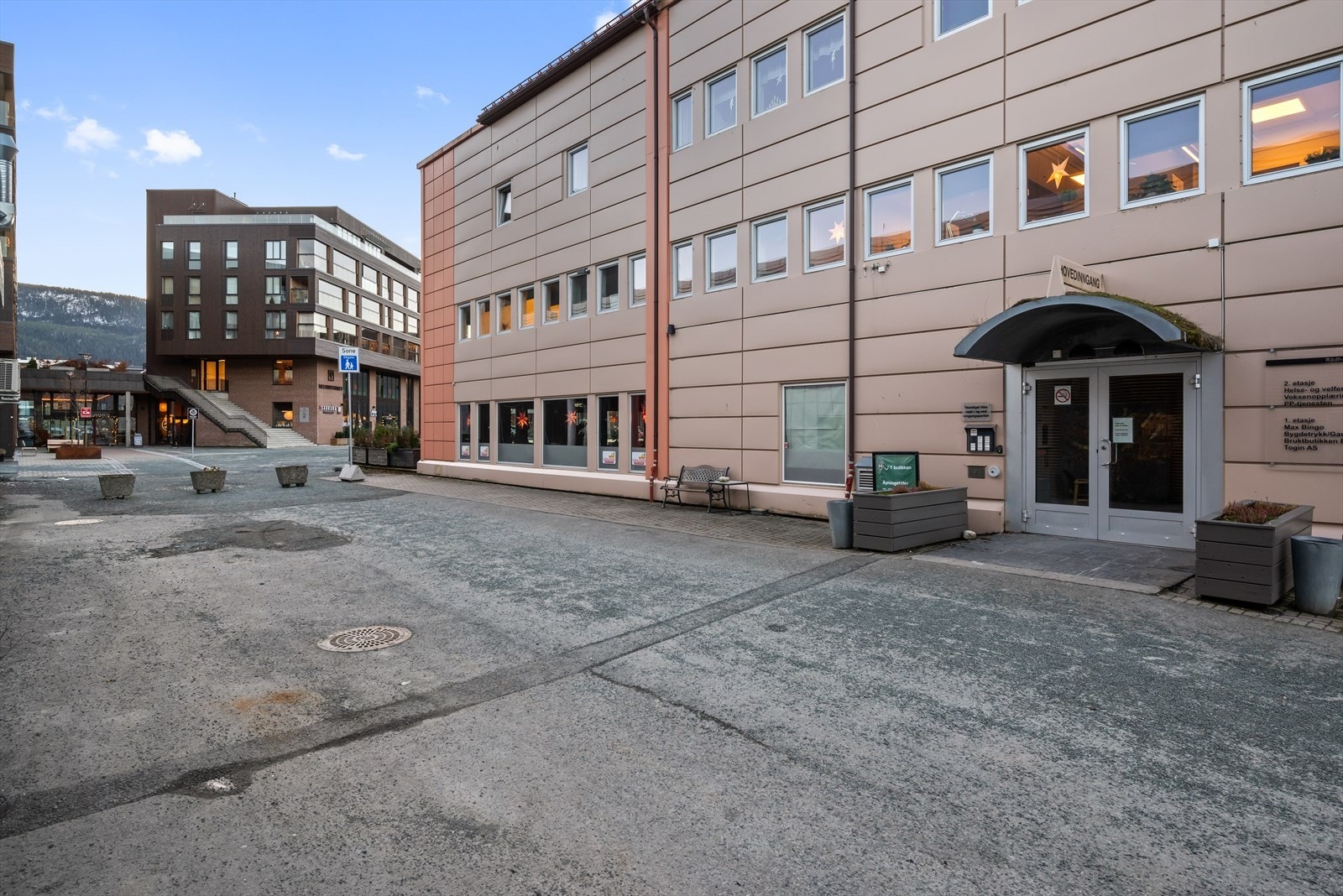 Leiligheten ligger i Melhus sentrum hvor man bl.a. finne dagligvarebutikker som Rema 1000 og Extra i kort gange fra leiligheten Galleribilde