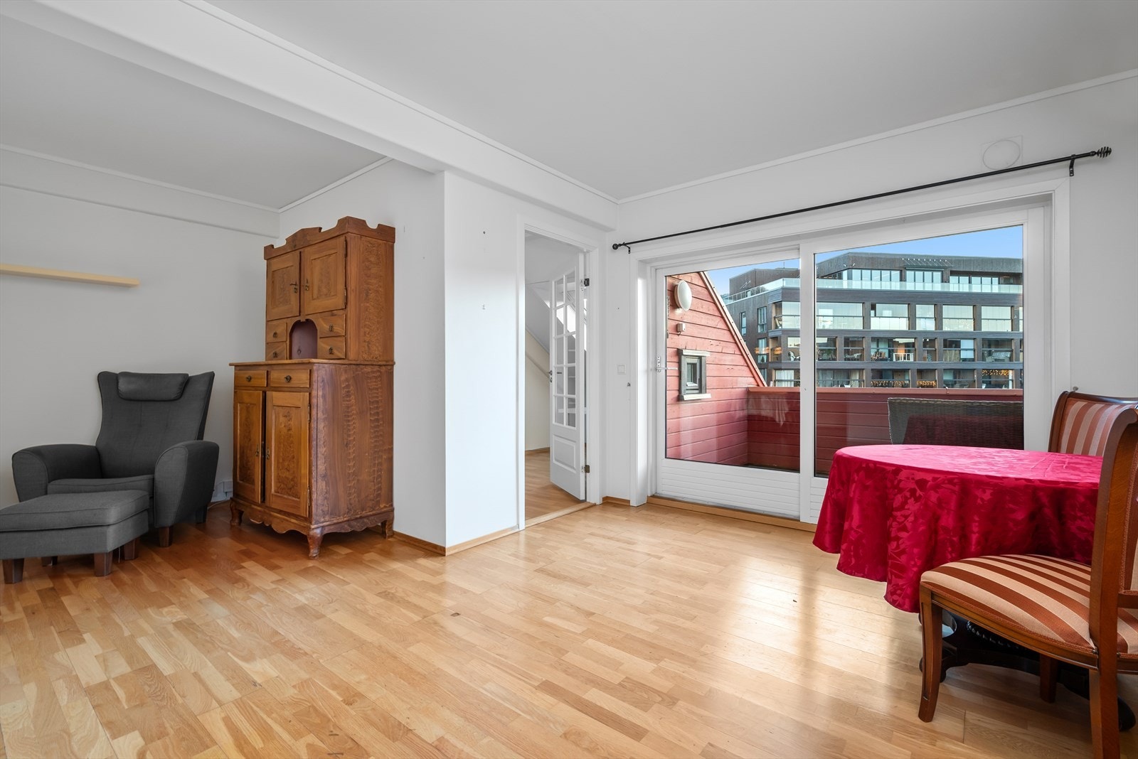 Det medfølger p-plass i kjeller, samt bod til lagring i kjeller Galleribilde