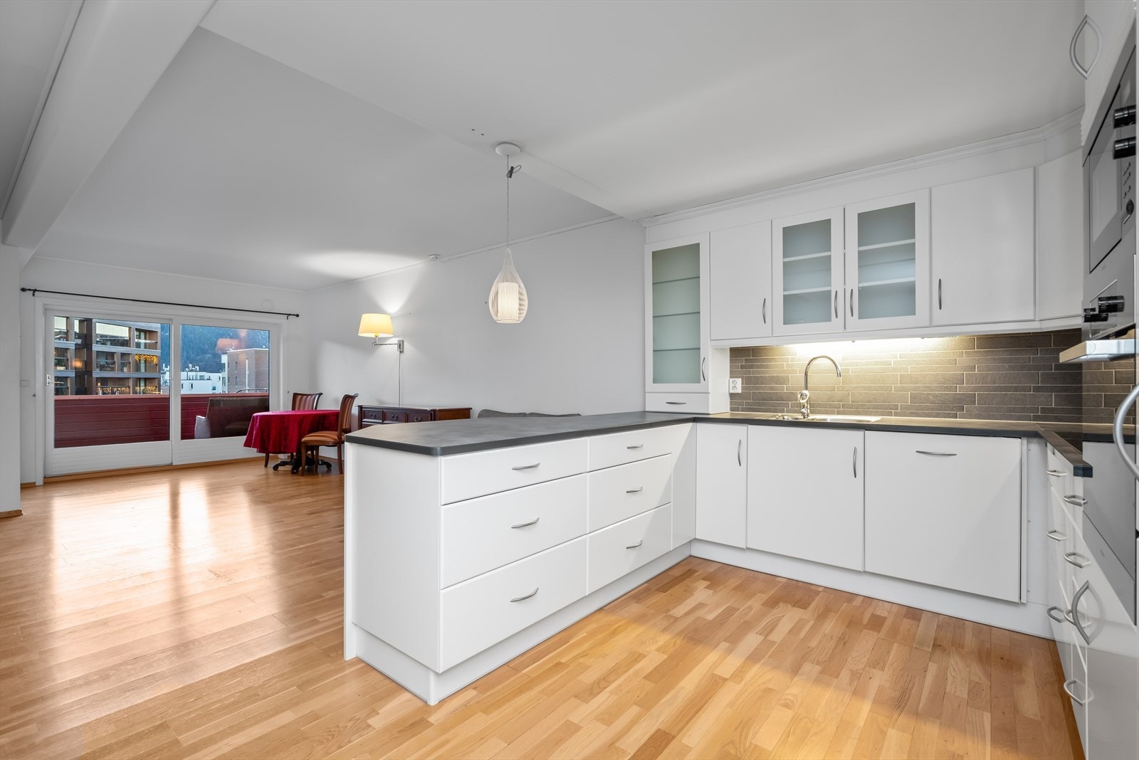 Det er integrert kjøl/fryseskap, stekeovn, platetopp, mikroovn og oppvaskmaskin Galleribilde