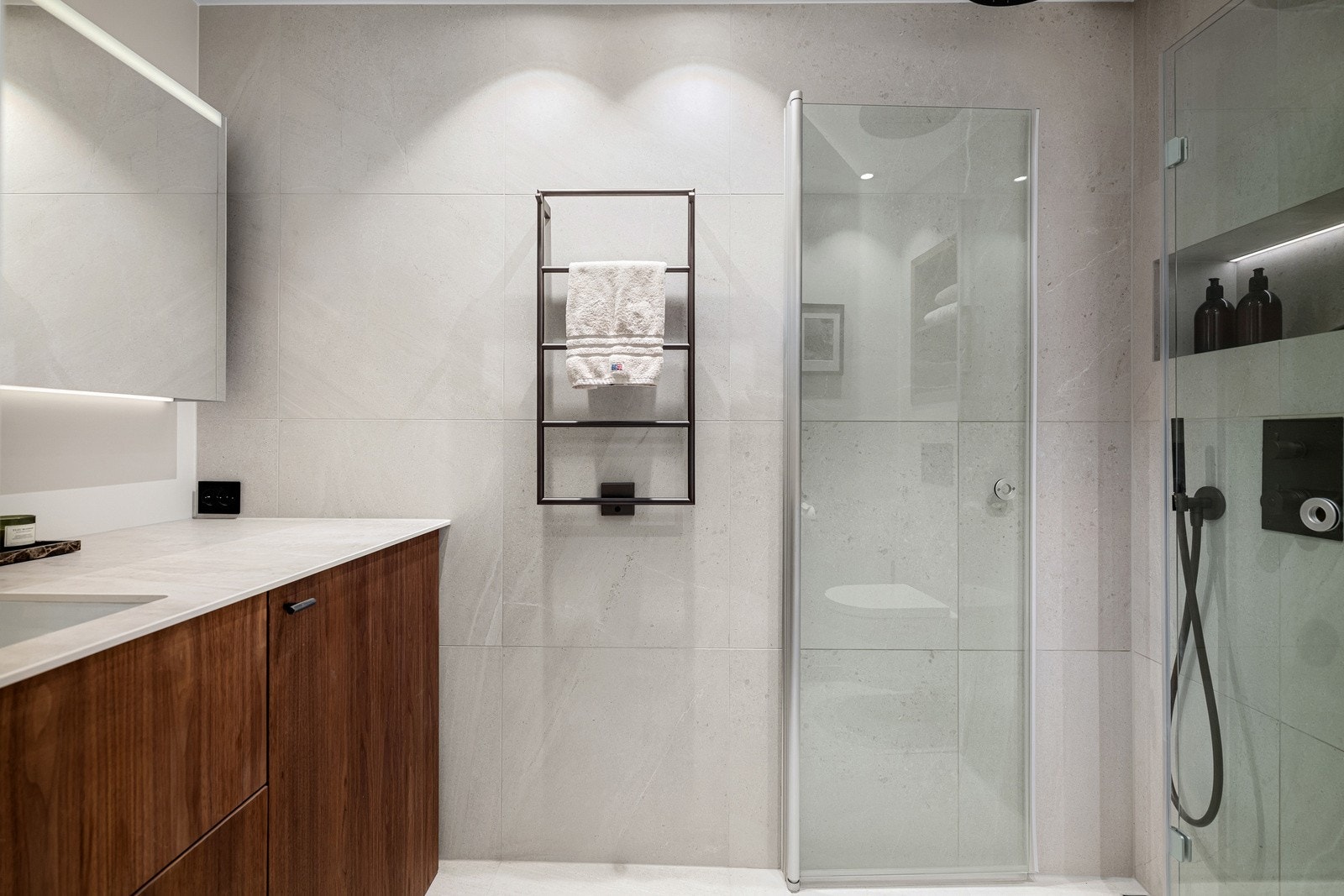 Leiligheten har et delikat baderom med gulvvarme fra 2024. Galleribilde