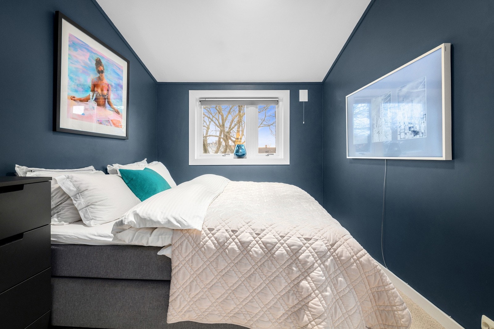 Leiligheten har et luftig og fint soverom av behagelig størrelse. Galleribilde