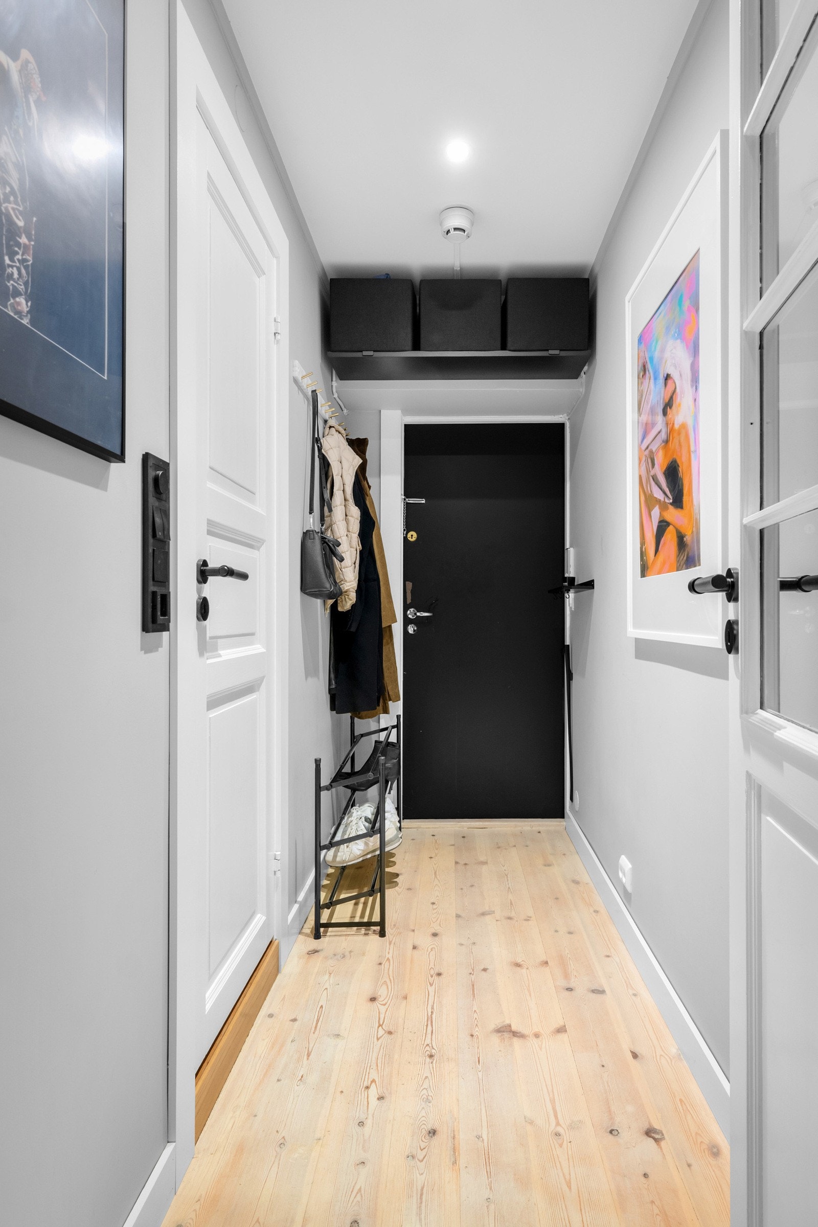 Entrédør er nylig skiftet til brannklassifisert dør (EI30). Det er gammel dør på bildet. Galleribilde