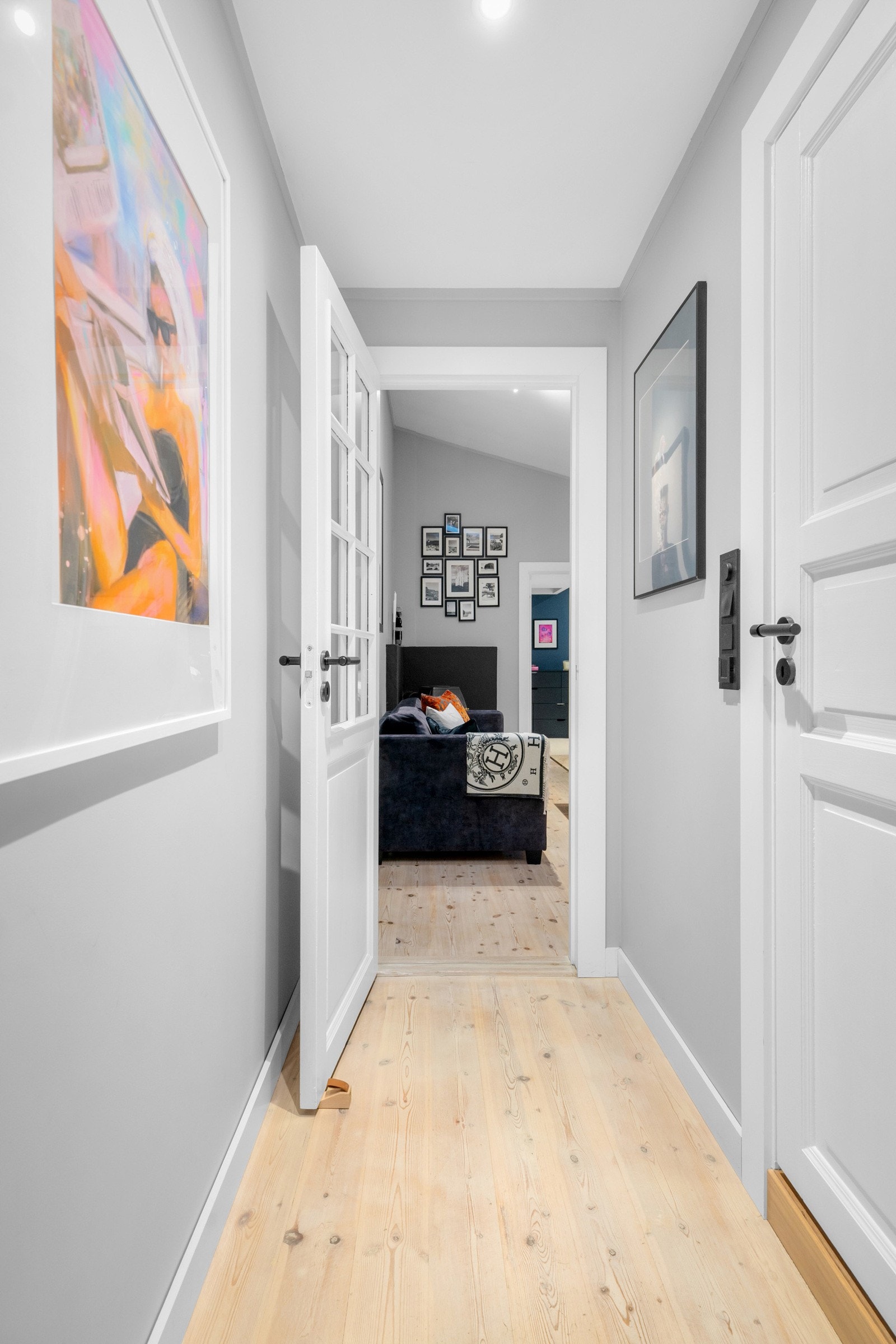 Når du kommer inn i leiligheten blir du møtt av en lys og romslig entré som gir et godt førsteinntrykk. Galleribilde