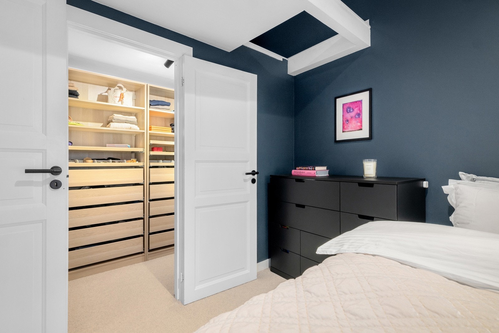 Rommet har tilgang til en stor walk-in closet, innredet med garderobeskap som følger handelen. Galleribilde