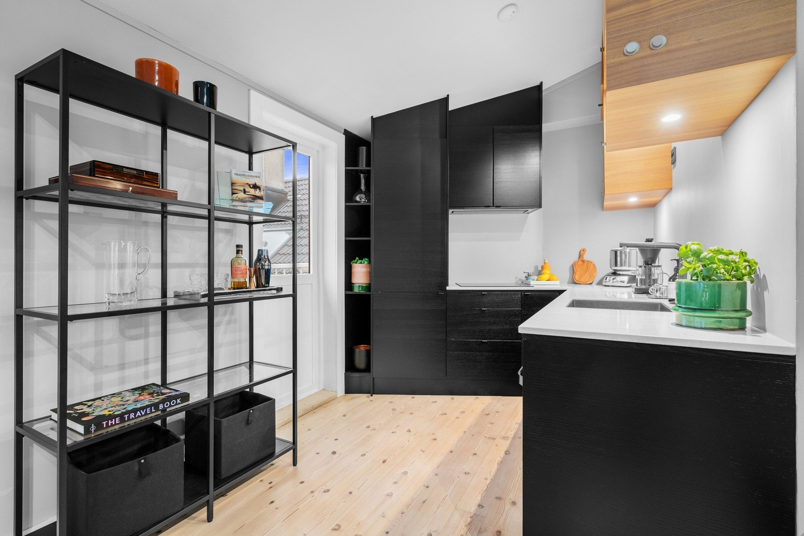 Leiligheten har et lekkert kjøkken fra 2021. Galleribilde