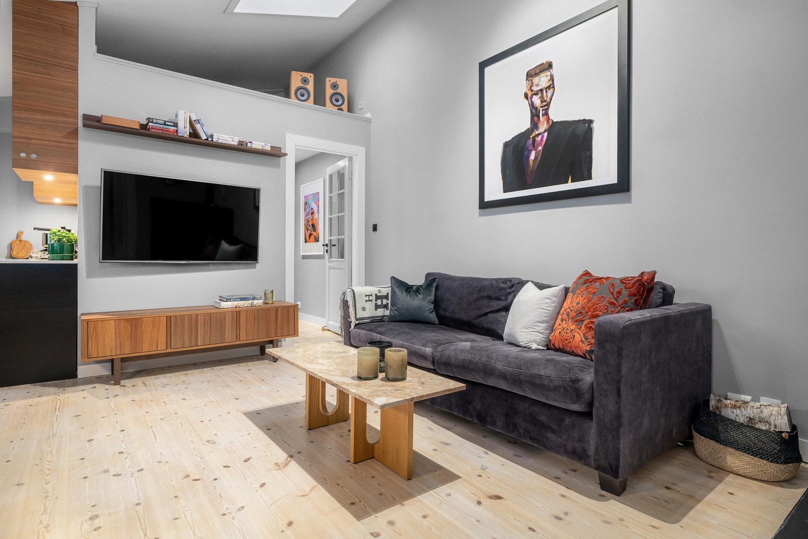 Leiligheten har to hemser med betydelig lagringskapasitet, uten at det går på bekostning av oppholdsarealet. Galleribilde