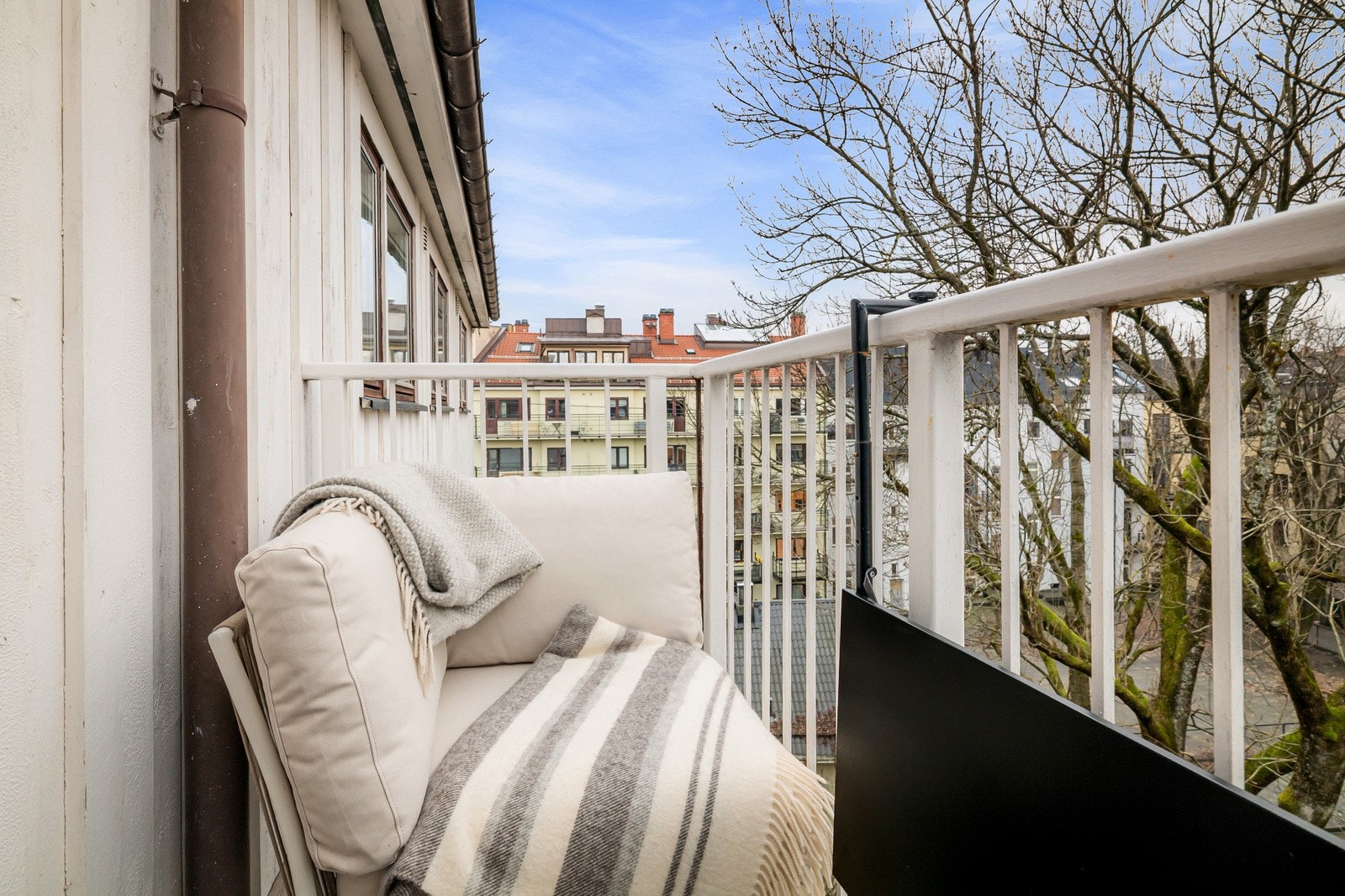 På sommerstid har boligen sol både på formiddagen og utover ettermiddagen/kvelden. Galleribilde