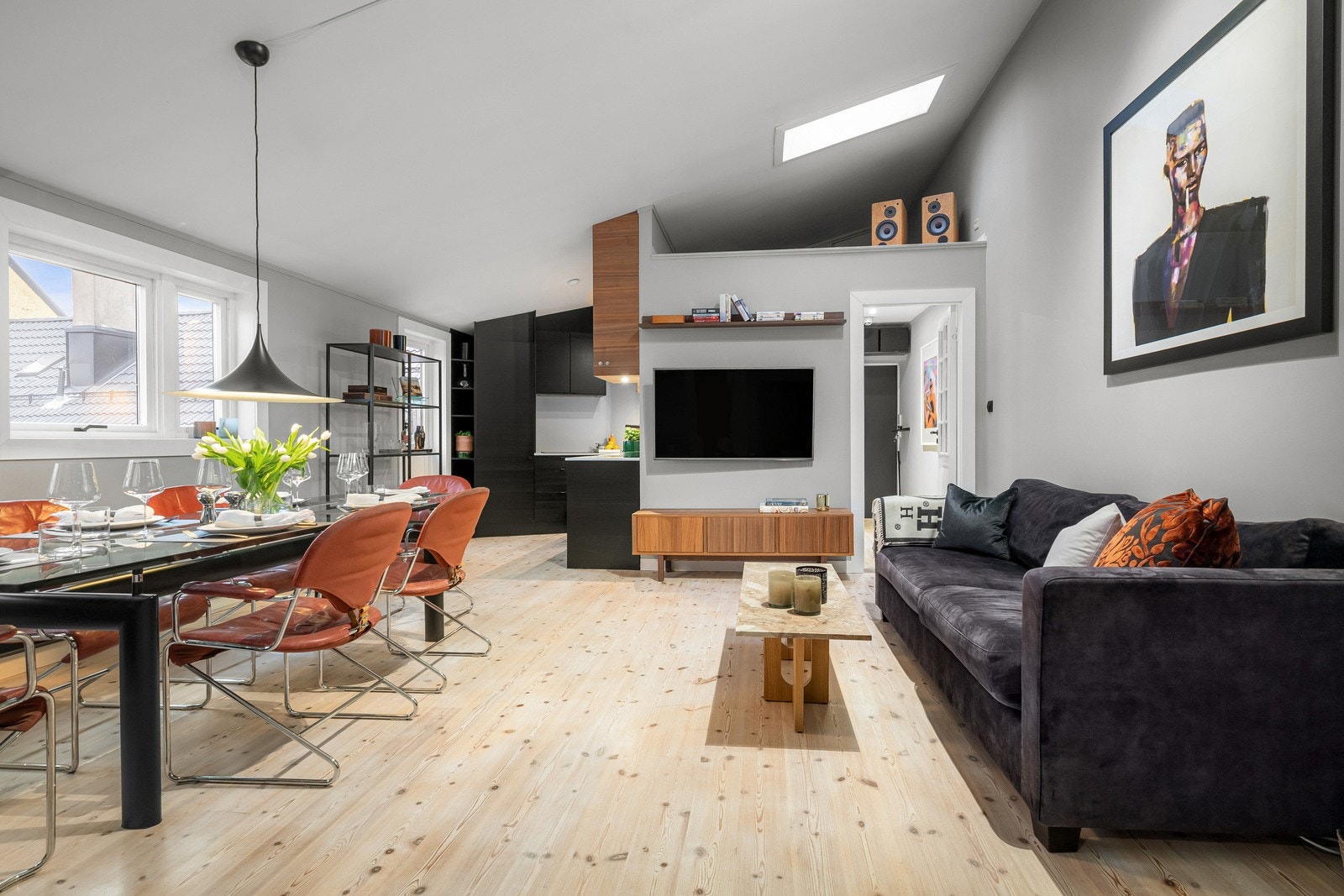 Store vindusflater, utgang til balkong og generøs takhøyde på opptil 3,64 m, gir en svært åpen og luftig romfølelse. Galleribilde