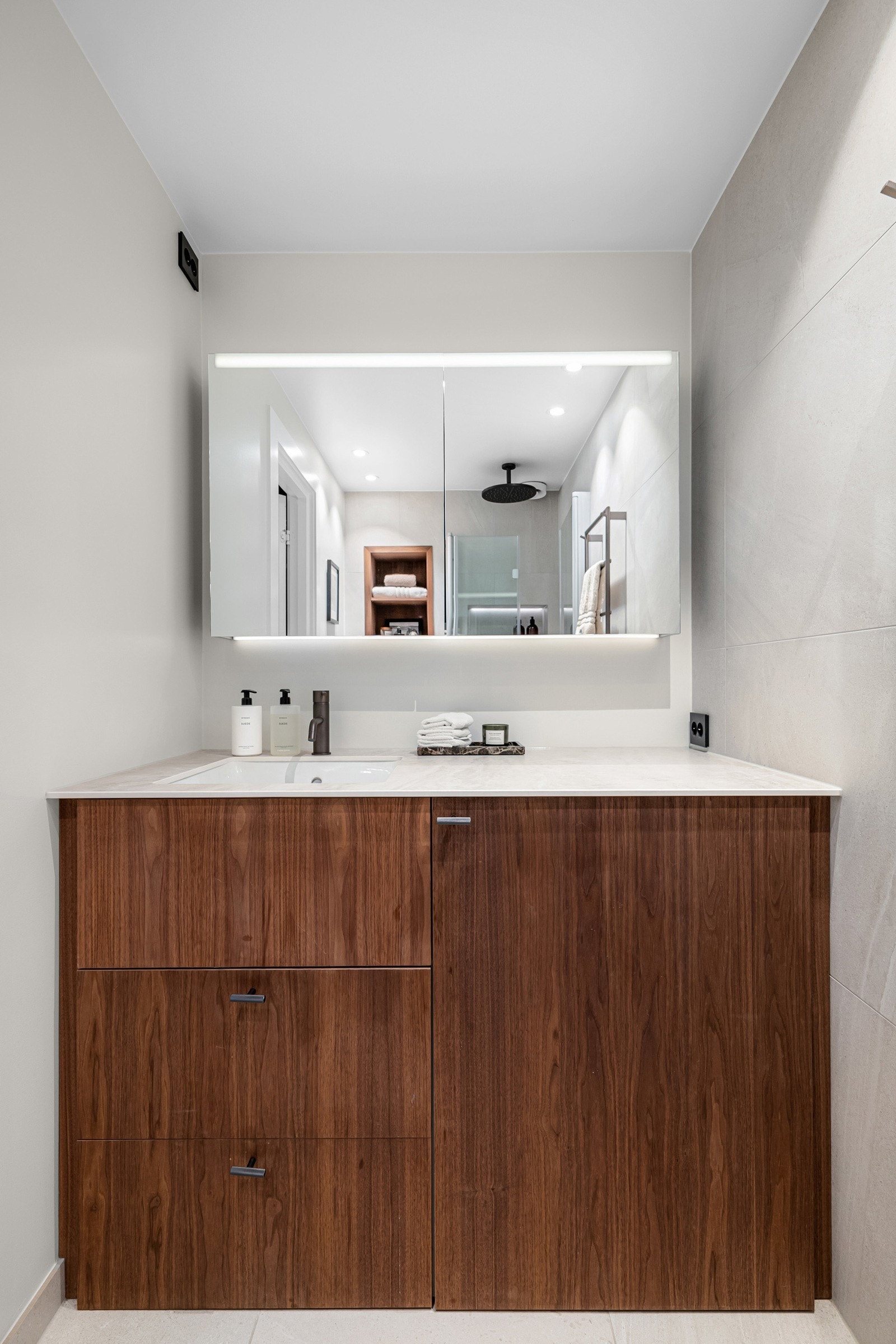 Baderommet ble prosjektert av interiørdesigner og er utført med Tapwell løsninger i høy standard. Galleribilde