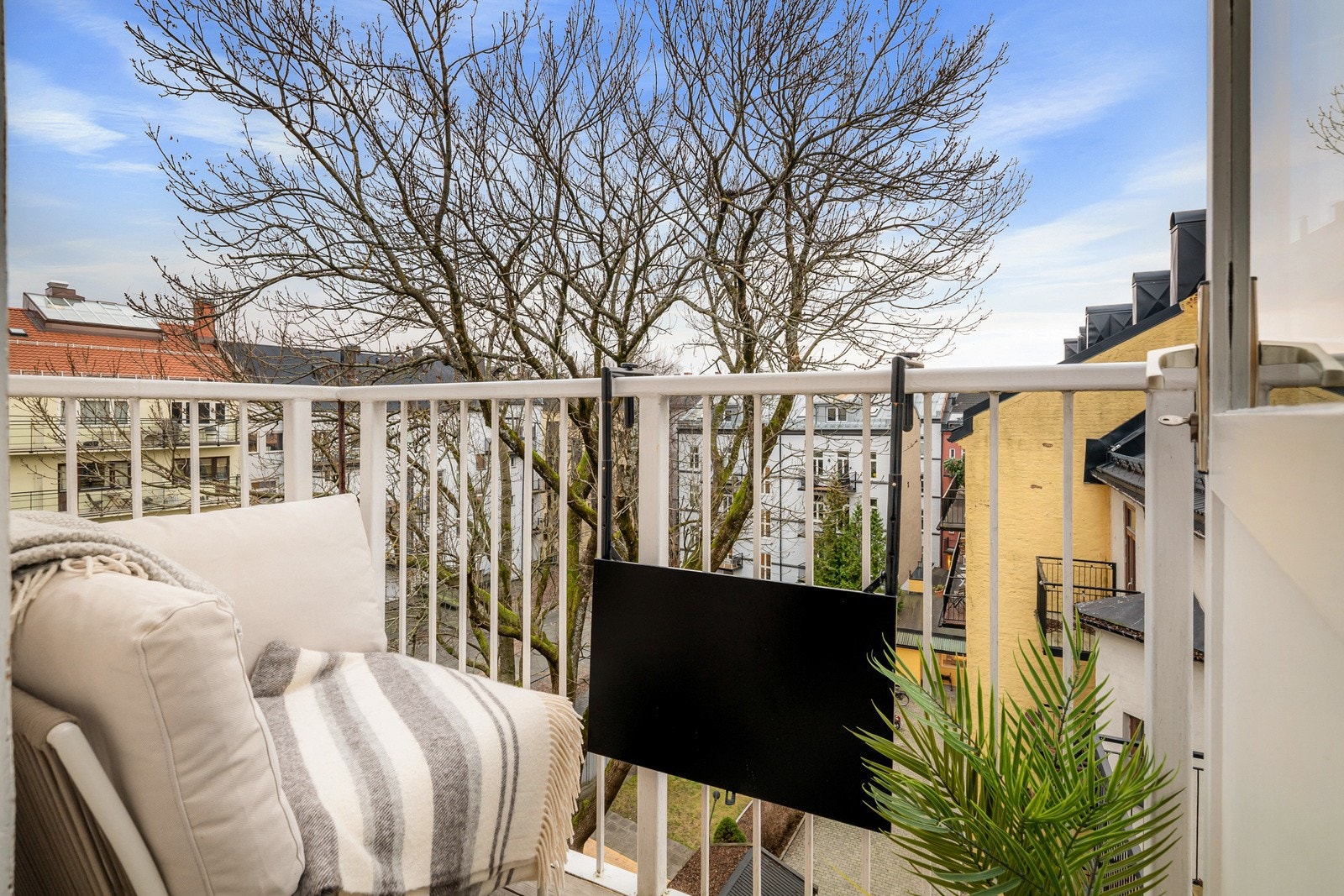 Fra kjøkkenet er det utgang til en fin sørvest-vendt balkong på ca. 2 m². Galleribilde