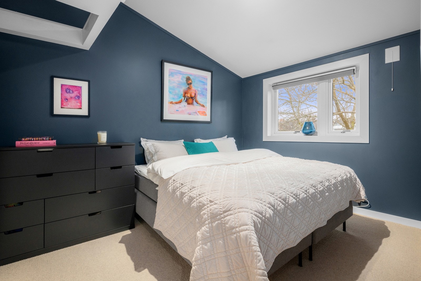 Soverommet ble pusset opp i 2023, inkludert nytt ullteppegulv og etablering av walk-in closet. Galleribilde