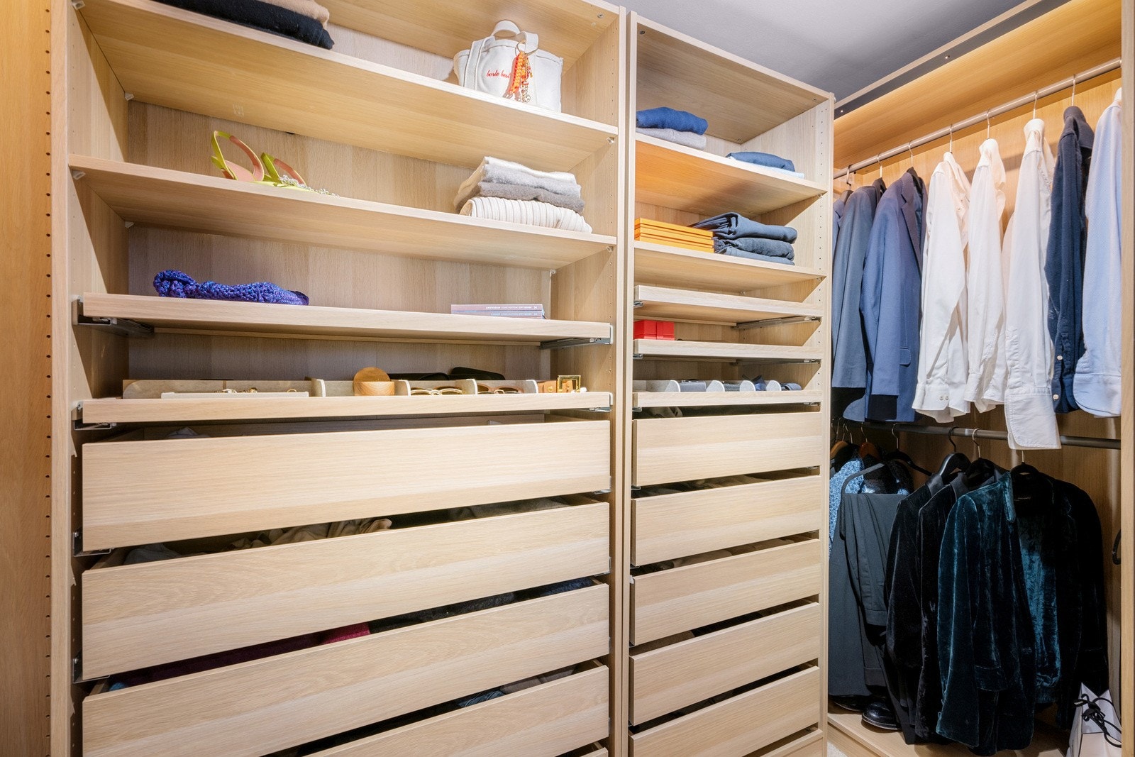 Walk-in closet. Galleribilde