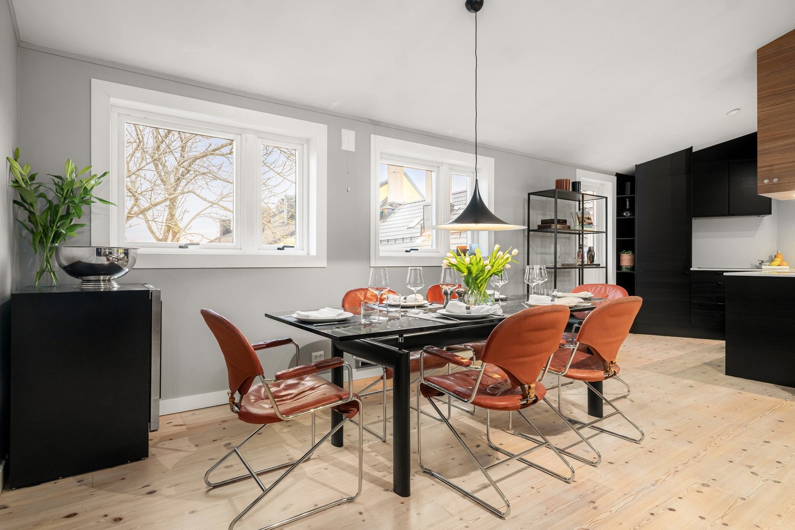 Leiligheten ligger tilbaketrukket til i enveiskjørt gate, og vender i sin helhet mot rolig og frodig bakgård. Galleribilde