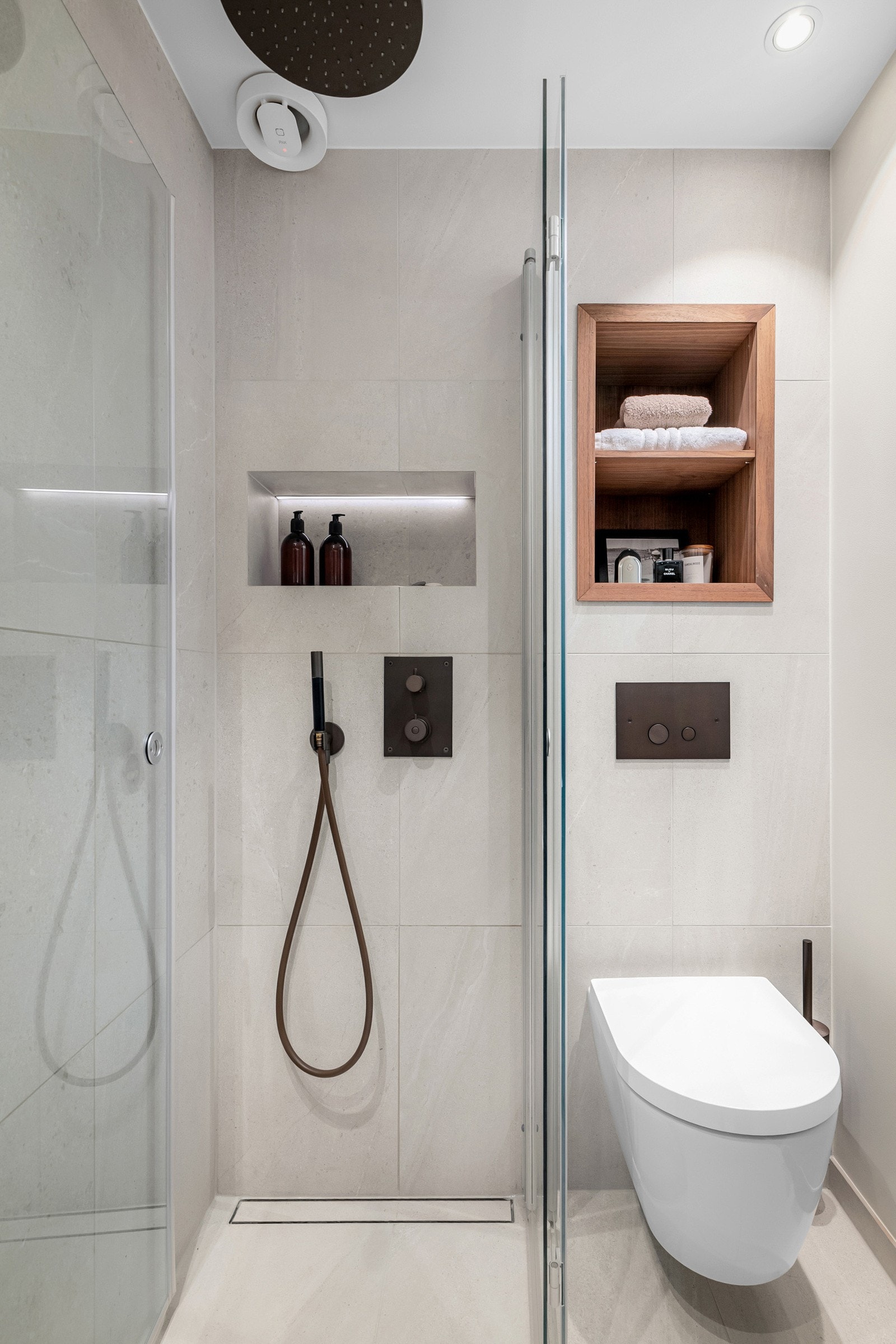 Det er også dekorativ, innebygd hylle med plass til håndklær og annet tilbehør. Galleribilde