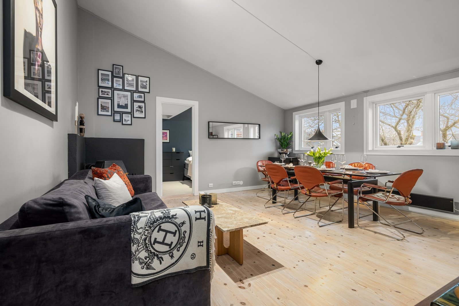 Her kommer du til en lys og stilren 2-roms i klassisk bygård med attraktiv beliggenhet på Majorstuen. Galleribilde