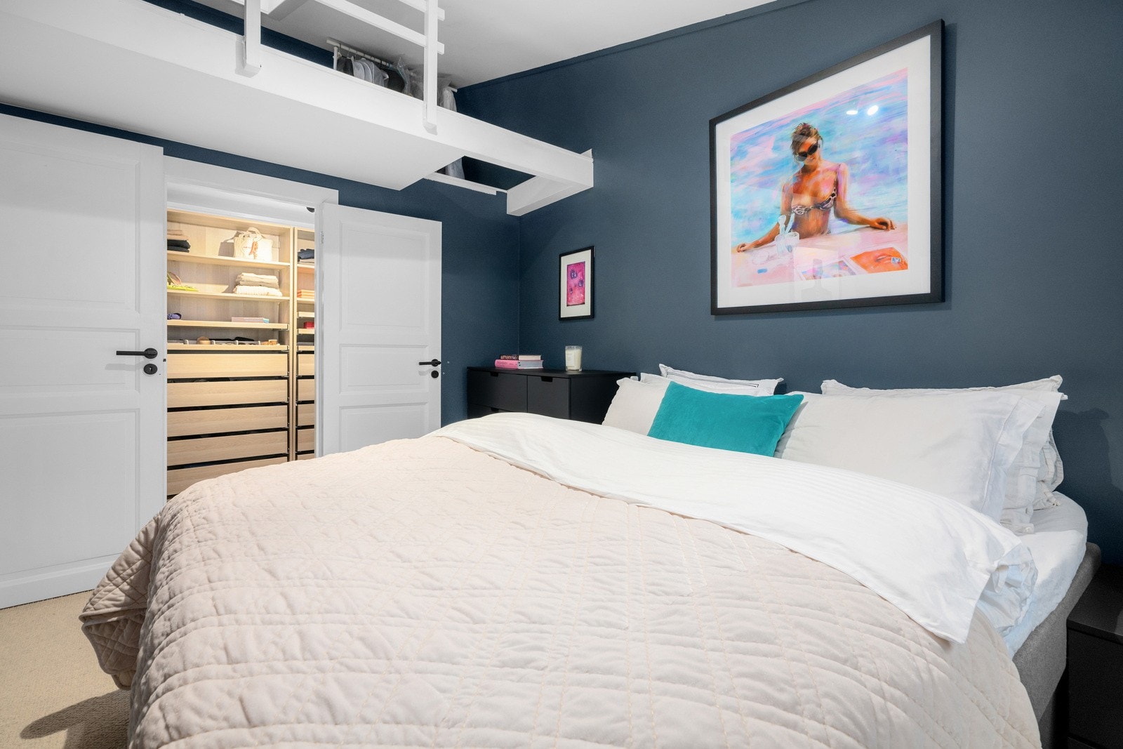 Her er det god plass til dobbeltseng, nattbord og annet ønsket møblement. Galleribilde