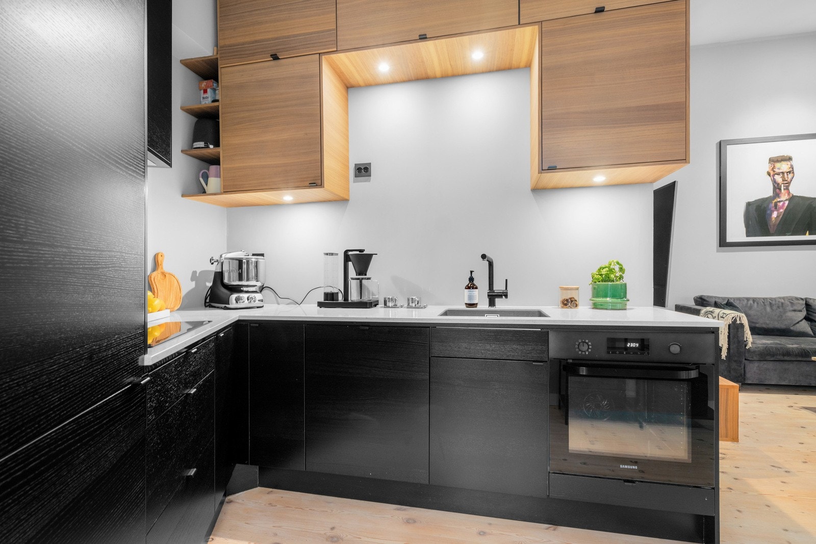 Kjøkkeninnredningen har glatte fronter, benkeplate i steinkompositt og skyllekum i plastkompositt. Galleribilde