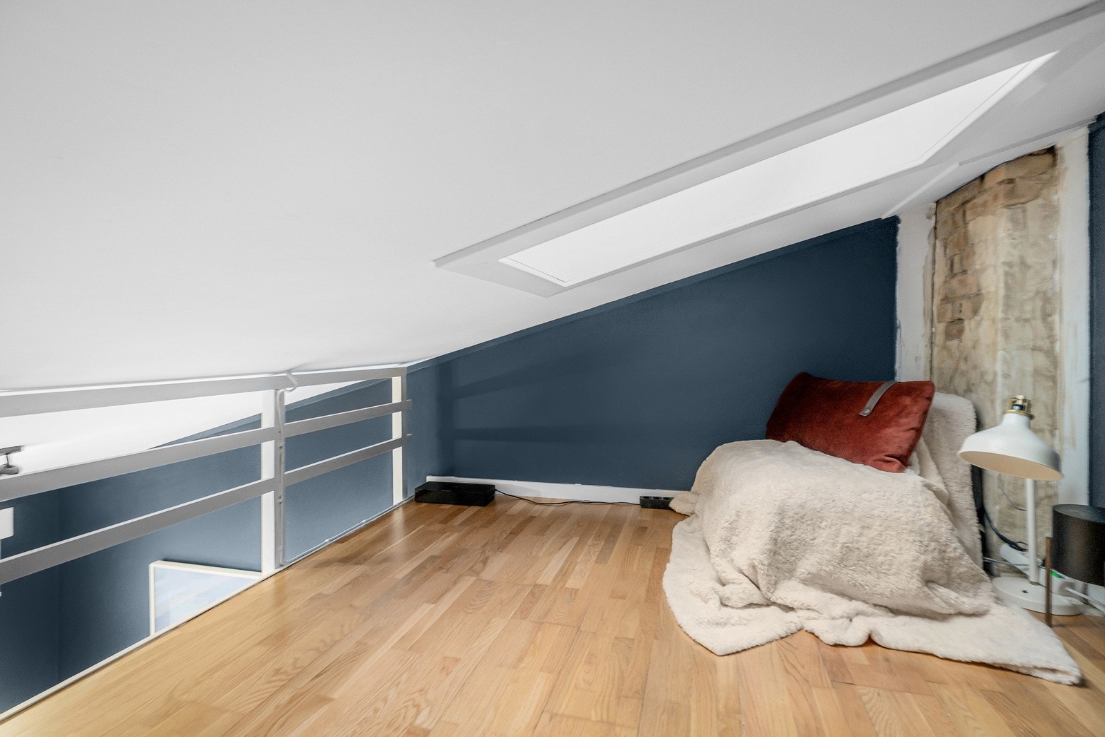 Tilgang til romslig hems med god lagringsplass. Galleribilde