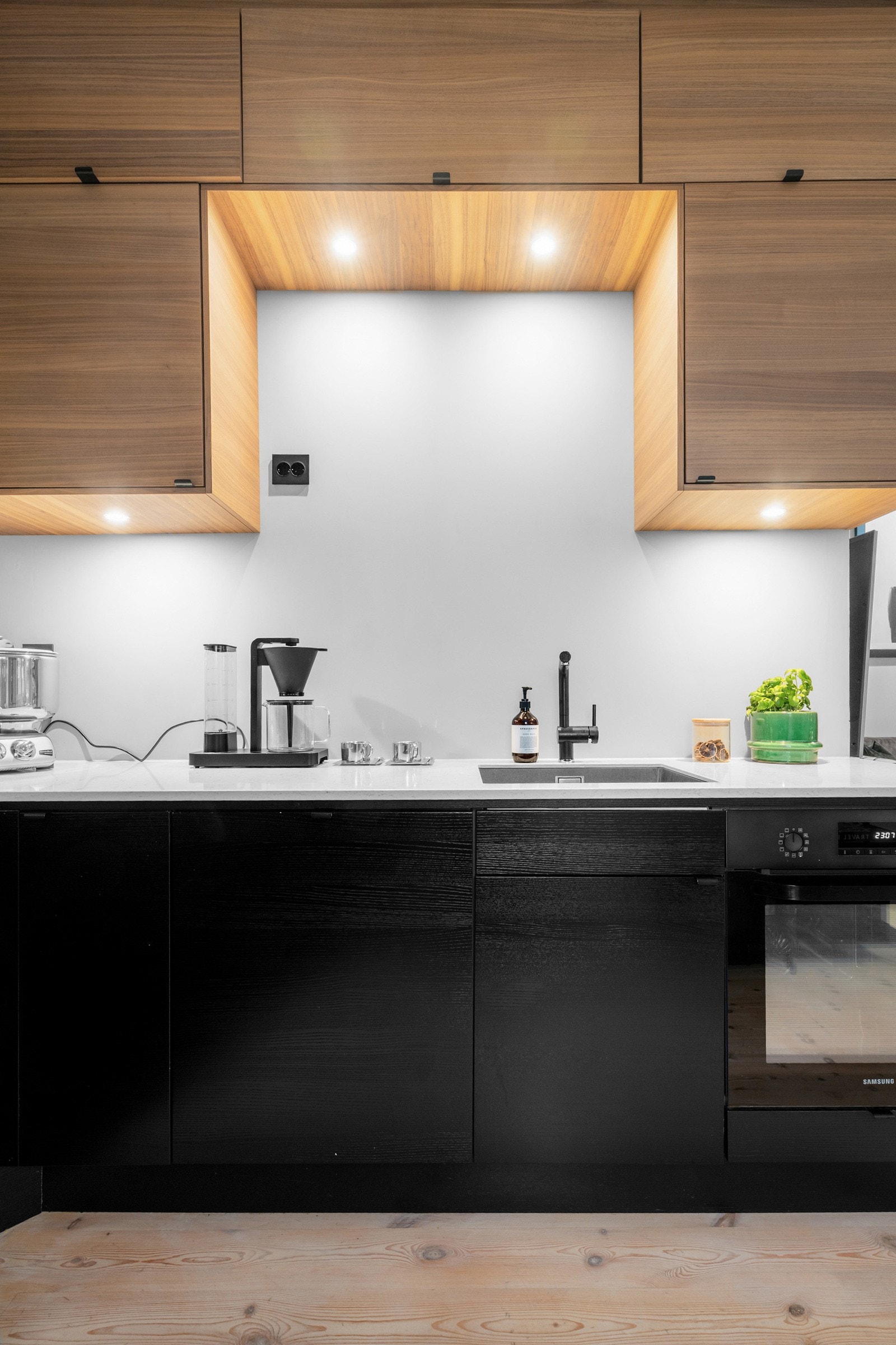 Videre er det integrert stekeovn, platetopp, kjøleskap med fryser og oppvaskmaskin som følger handelen. Galleribilde