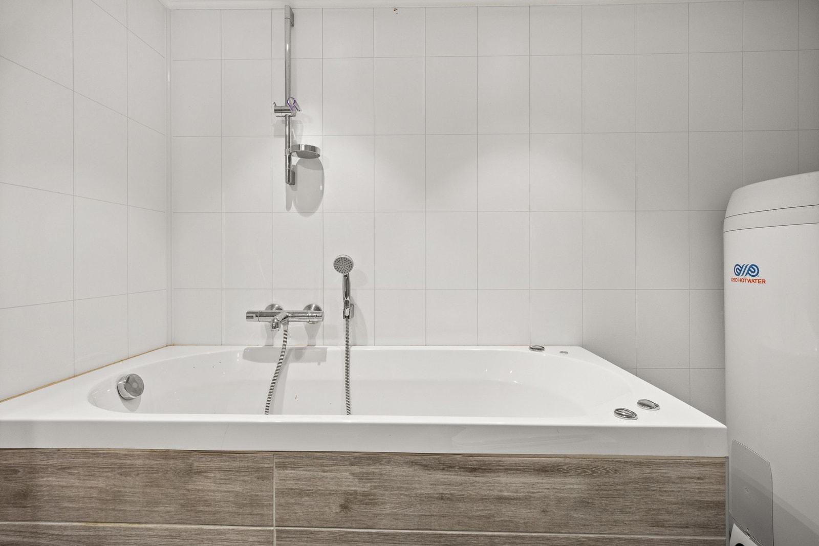 Innbydende bad med badekar som gir en følelse av hverdagsluksus. Galleribilde