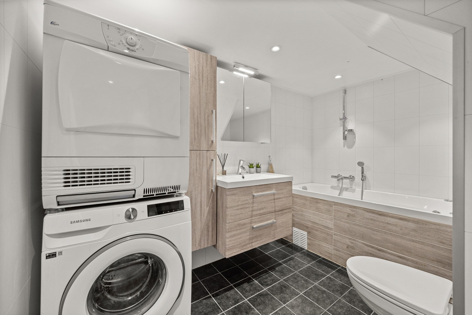 Her er det også et praktisk bad med opplegg for både tørketrommel og vaskemaskin i underetasjen. Galleribilde