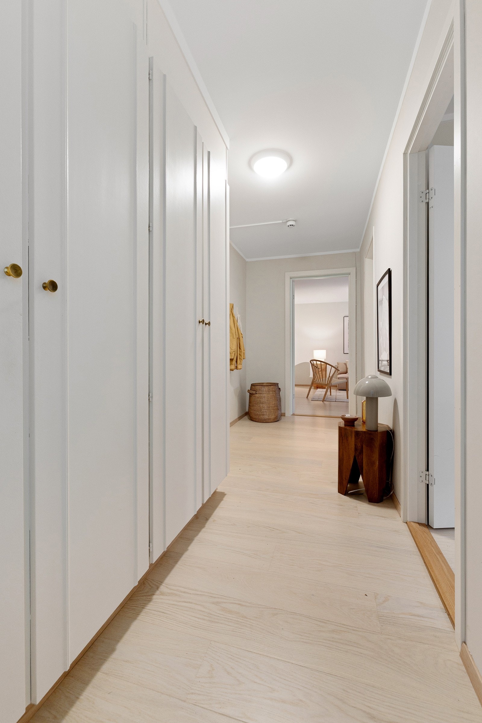 Romslig entrè med god plass til garderobeskap, kommode eller sittebenk. Galleribilde