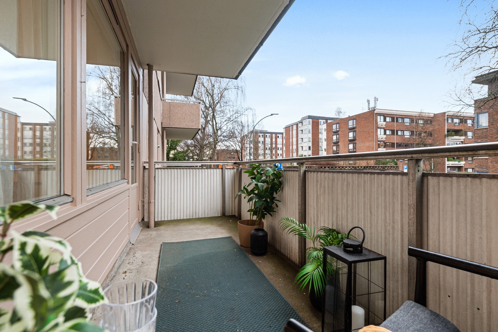 Balkongen har god plass til utemøblement og grill. Galleribilde