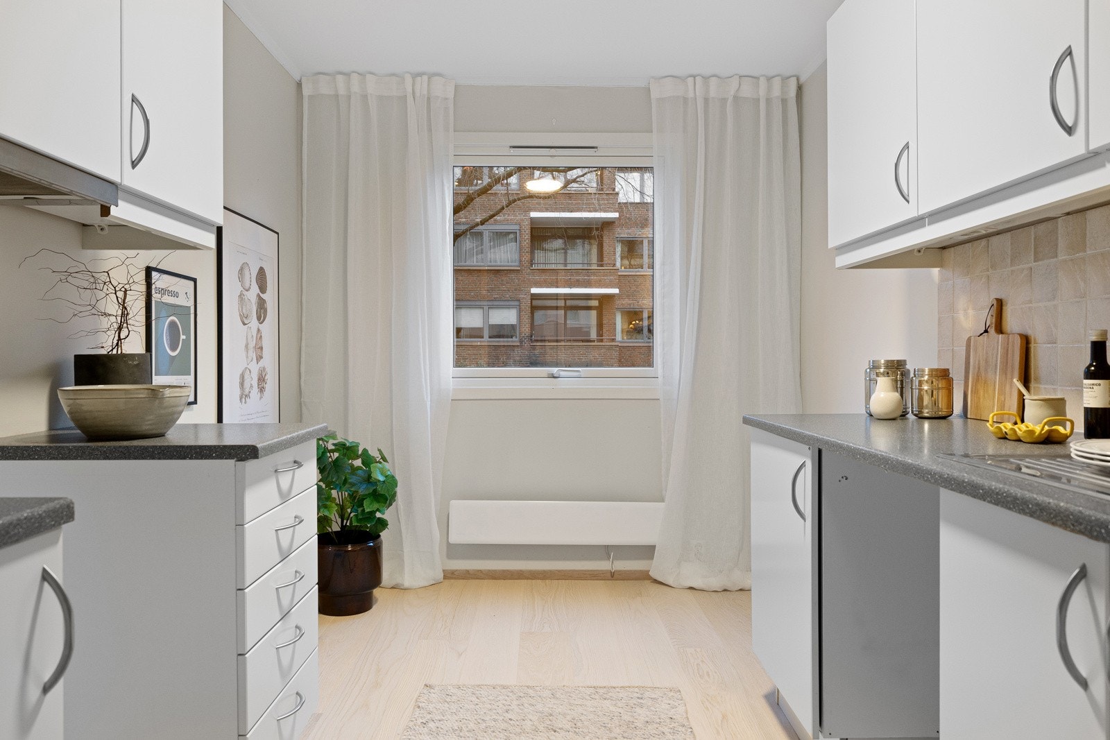 Plass til lite frokostbord foran vinduet. Galleribilde