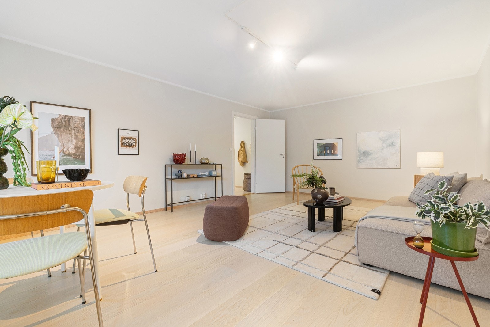 Det ble i 2021 lagt nytt gulv i leiligheten som skaper et moderne utrykk. Galleribilde