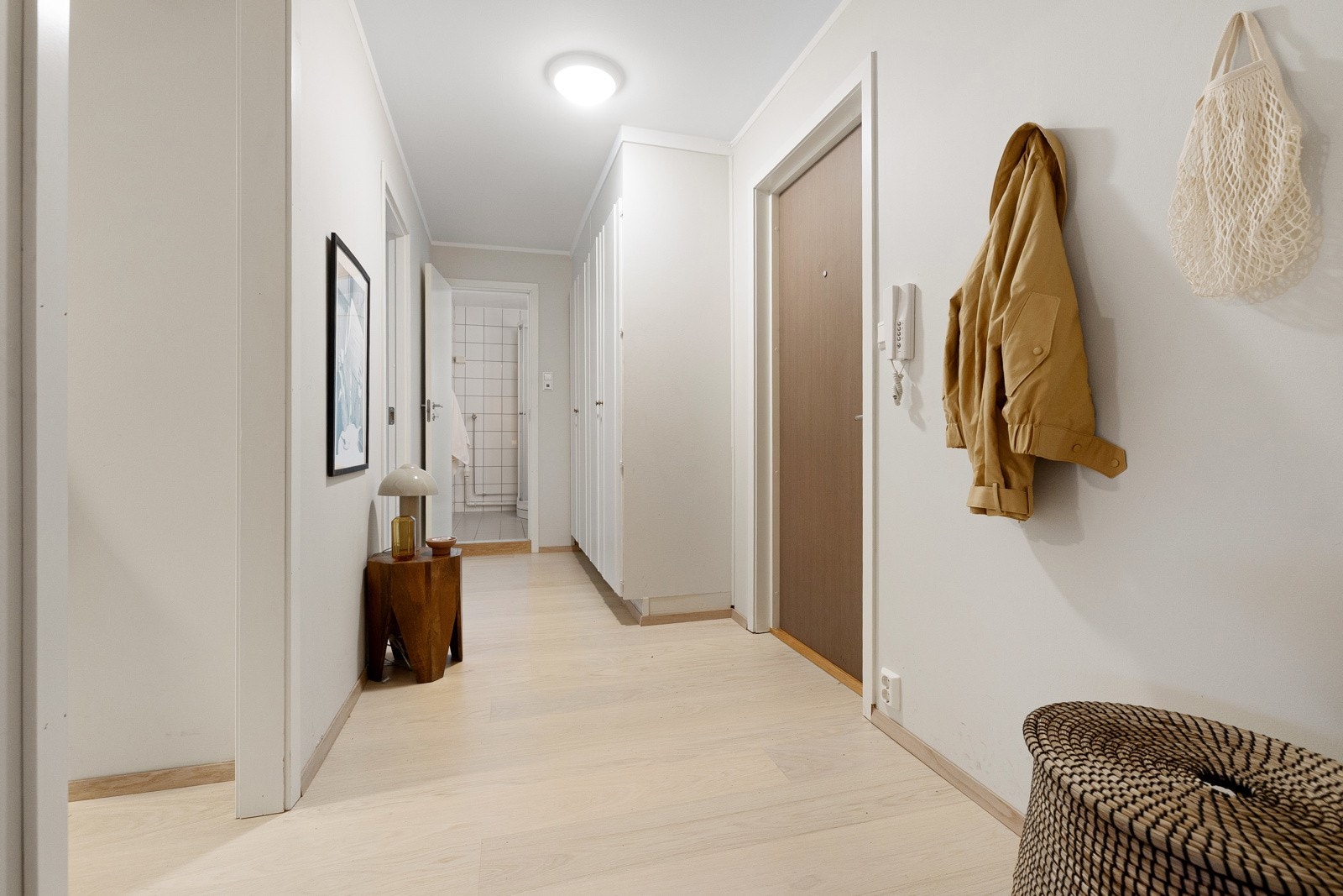 Velkommen inn - Leiligheten ligger i byggets 2. etasje med heisadkomst. Galleribilde