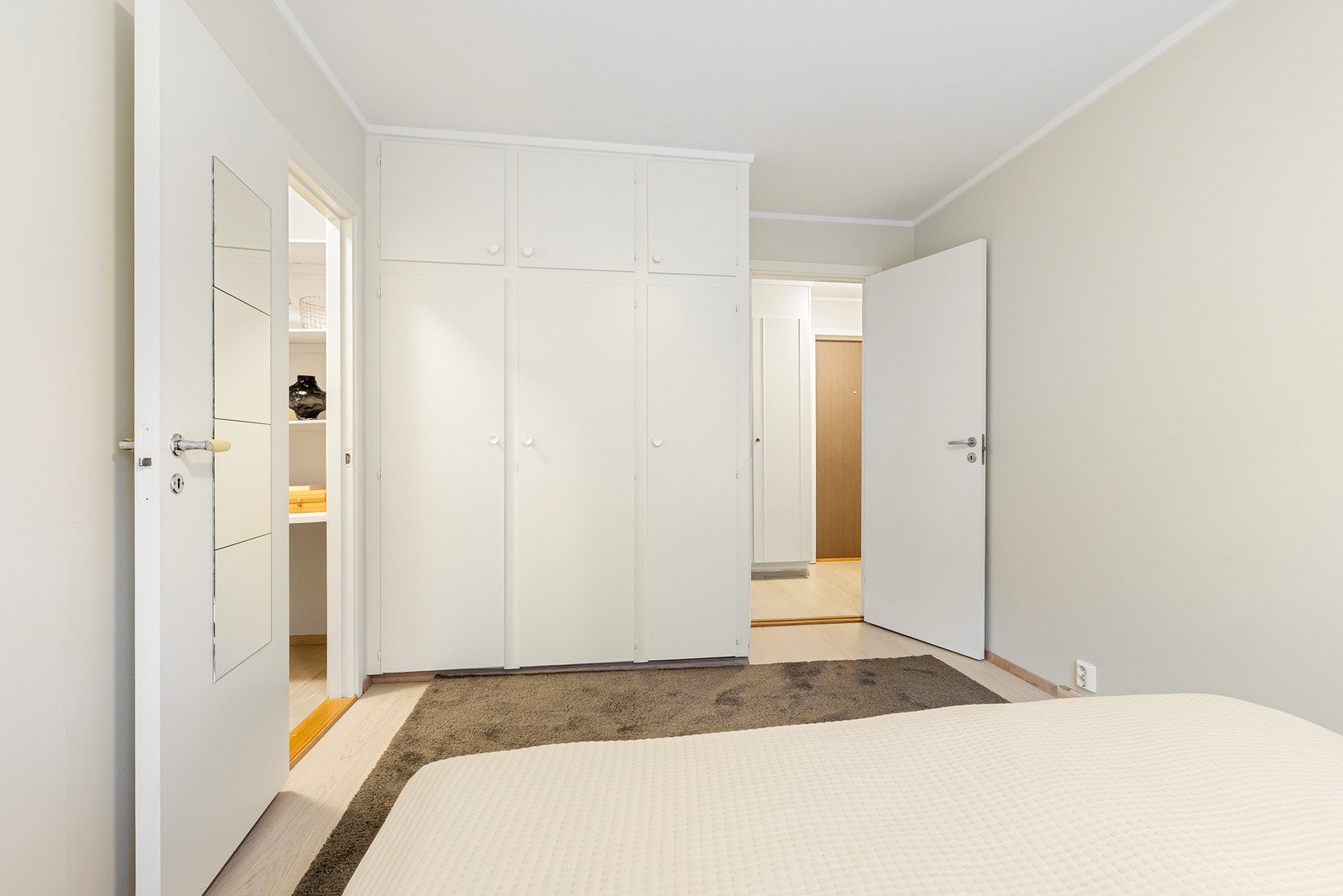 Rommet er innredet med en romslig garderobeskap som gir god oppbevaringsplass. Galleribilde