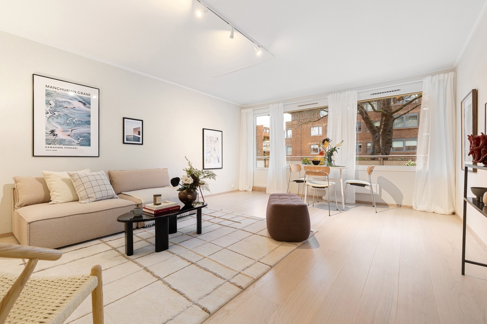 Romslig stue med rikelig plass til sofagruppe og øvrig møblement. Galleribilde